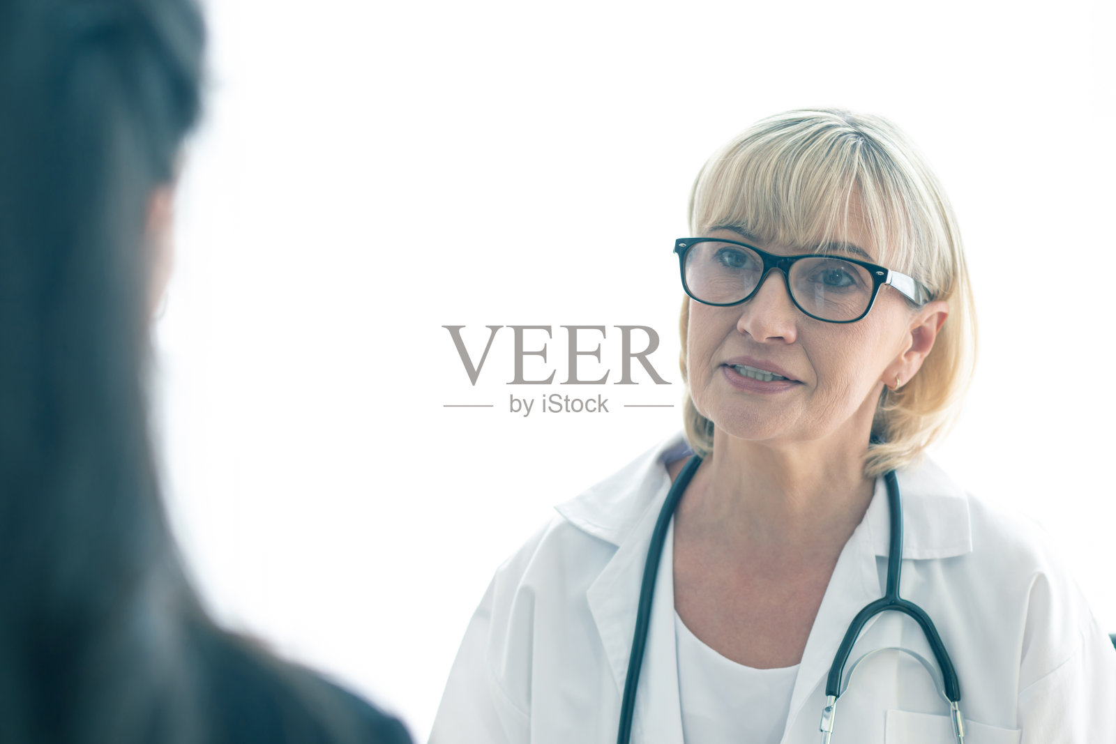 医生目前正在医院给病人做咨询。照片摄影图片