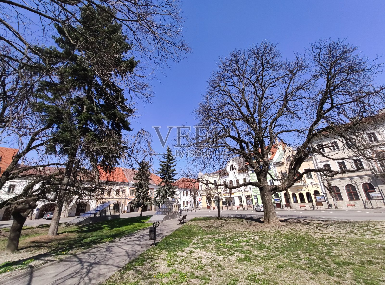 罗马尼亚,Bistrita,2020年4月,Liviu Rebreanu街和中心广场,隔离中的空城,covid - 19照片摄影图片