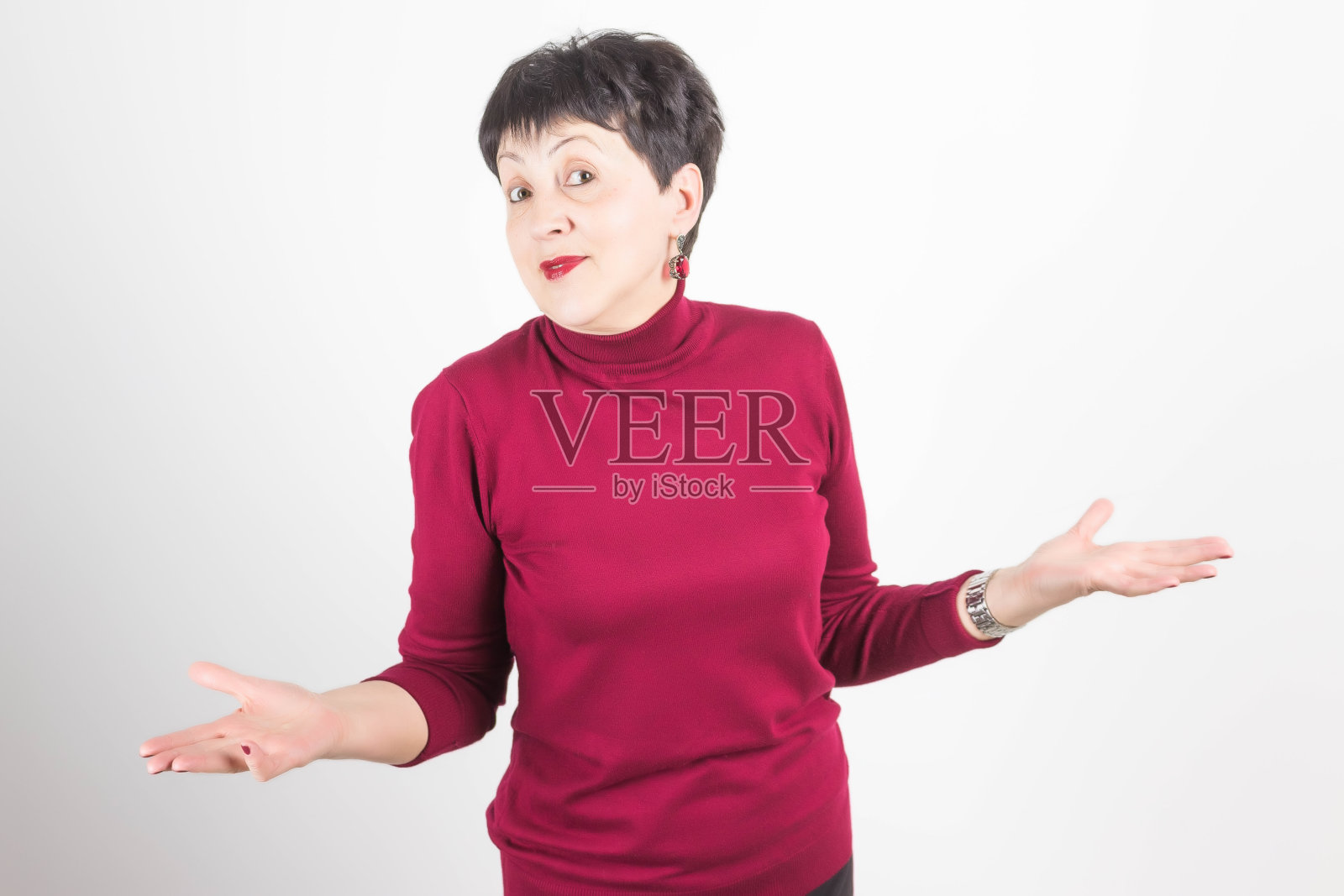 资深女子在困惑情绪ar工作室在白色的背景照片摄影图片