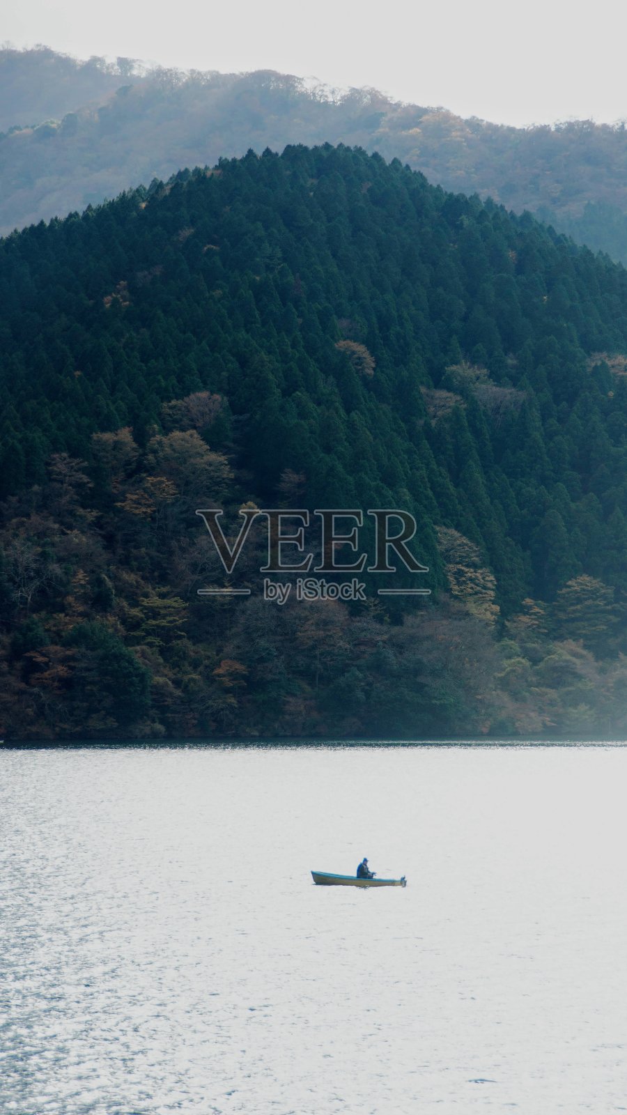 箱根的Ashi湖在白天照片摄影图片