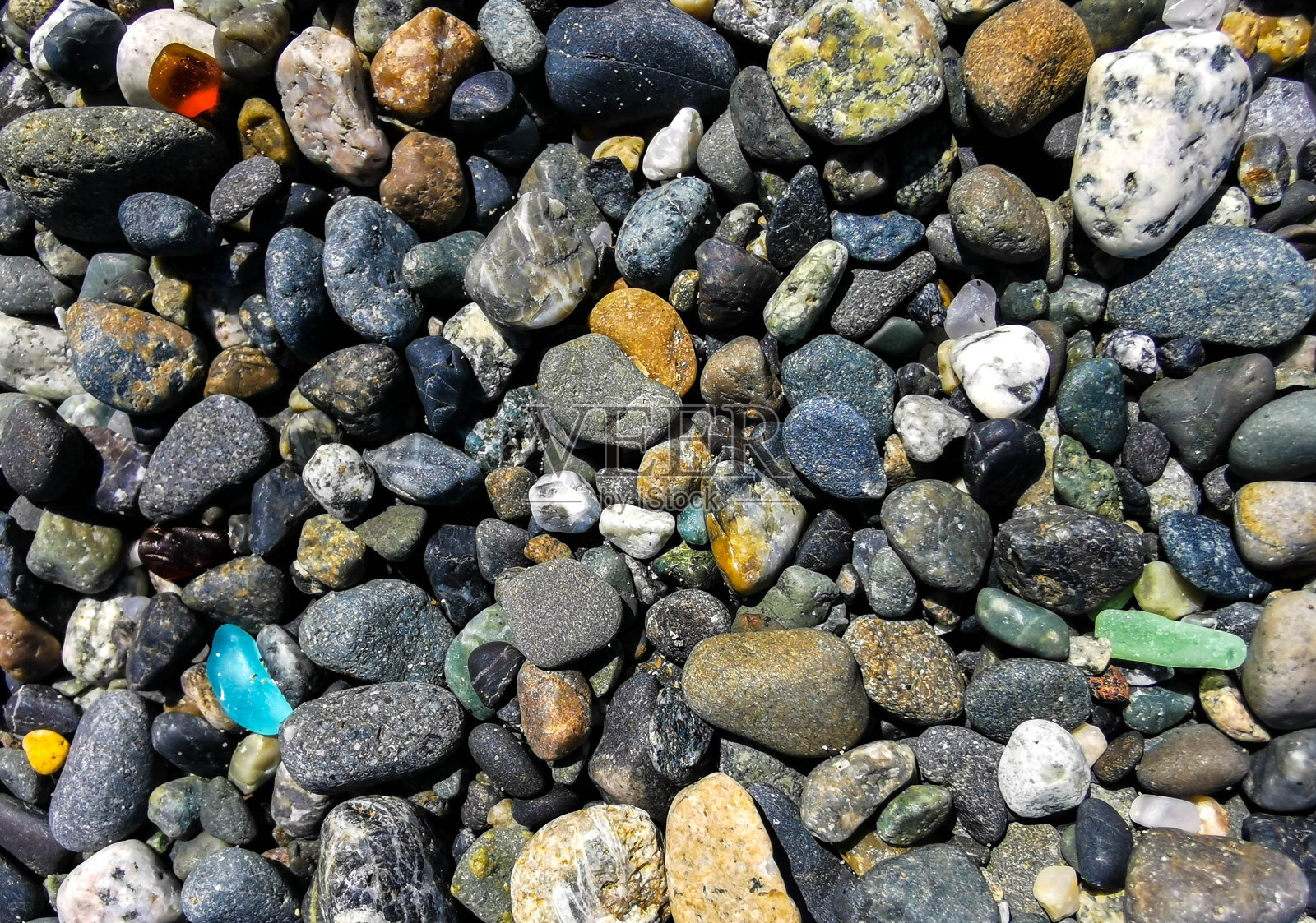 海洋海滩上的玻璃和石头照片摄影图片