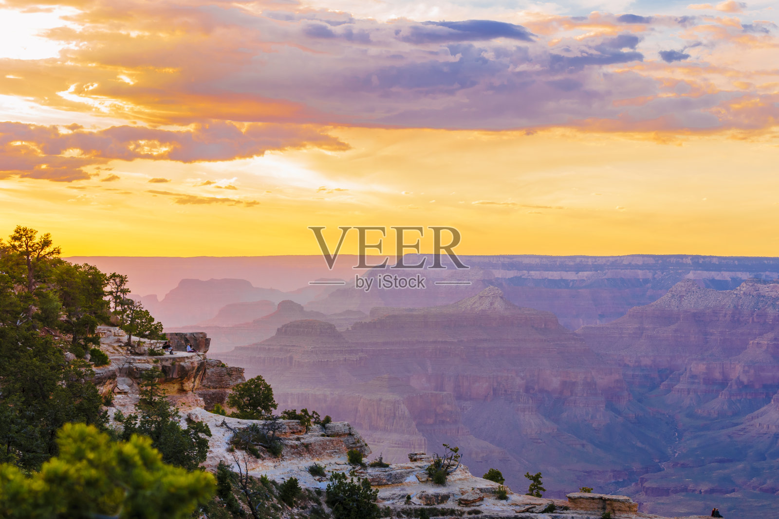 在大峡谷国家公园从南边缘部分,亚利桑那州,美国,在一个晴朗多云的日子与蓝色的天空的大峡谷日落的全景图像照片摄影图片