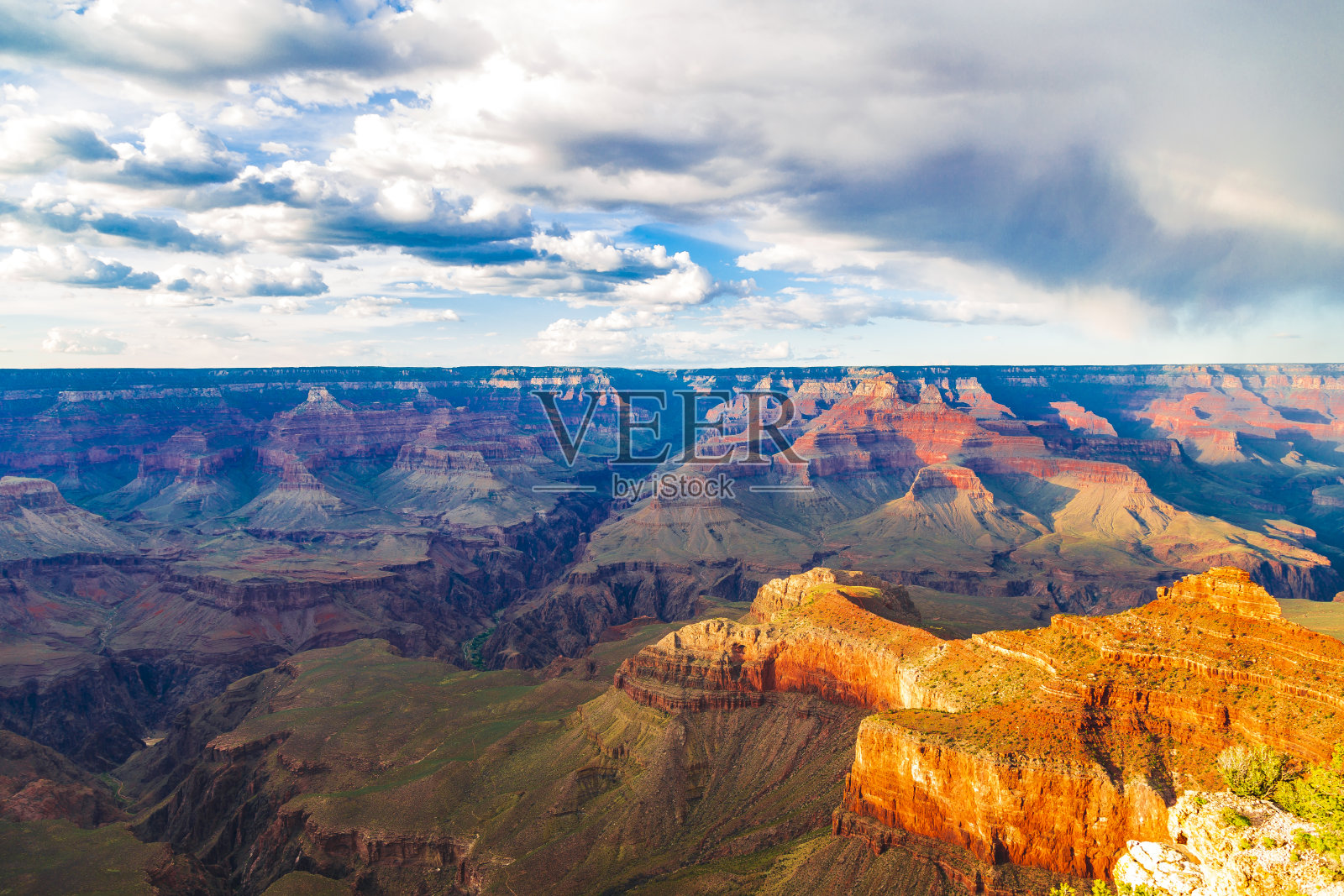 在大峡谷国家公园从南边缘部分,亚利桑那州,美国,在一个晴朗多云的日子与蓝色的天空的大峡谷日落的全景图像照片摄影图片