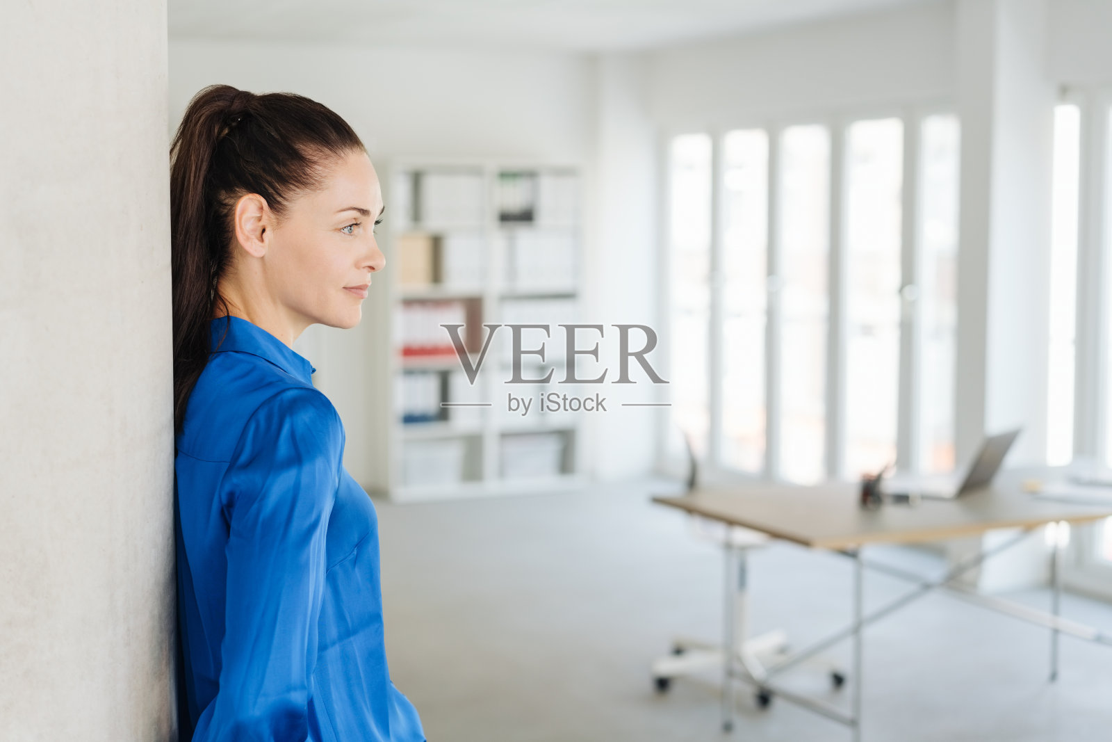 体贴的女商人站在那里等着照片摄影图片