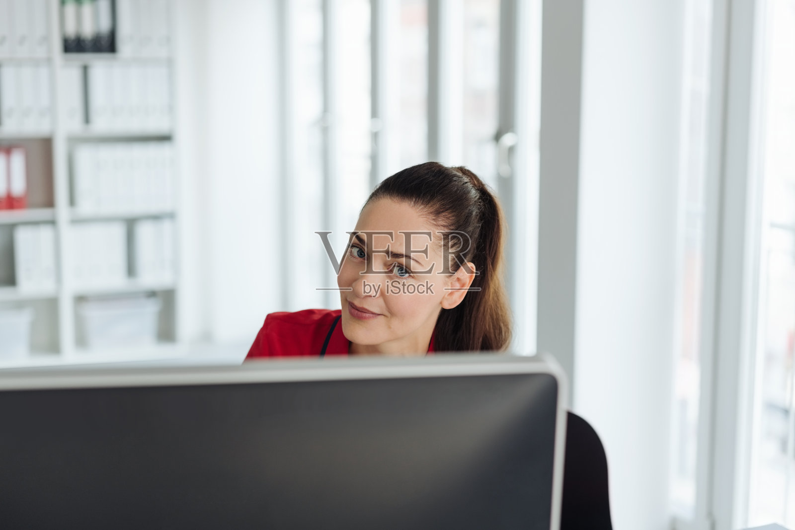 时尚友好的年轻女商人照片摄影图片