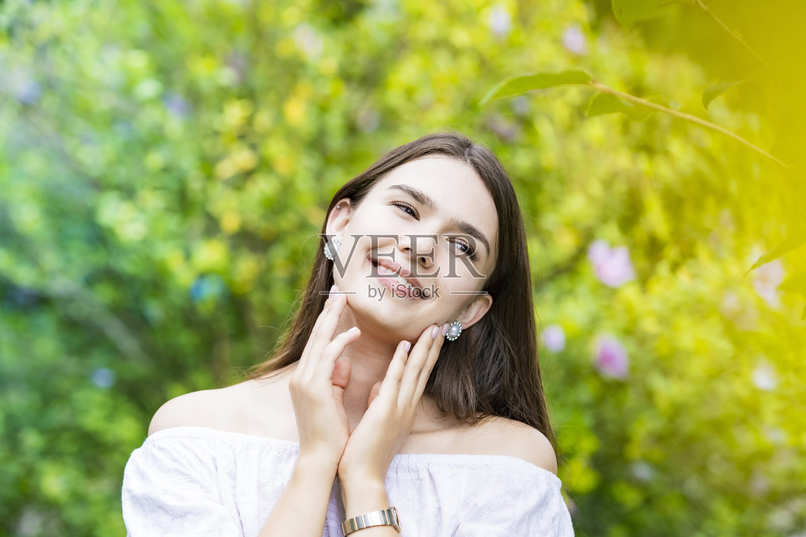 一个穿着白色露肩衬衫的年轻女子照片摄影图片