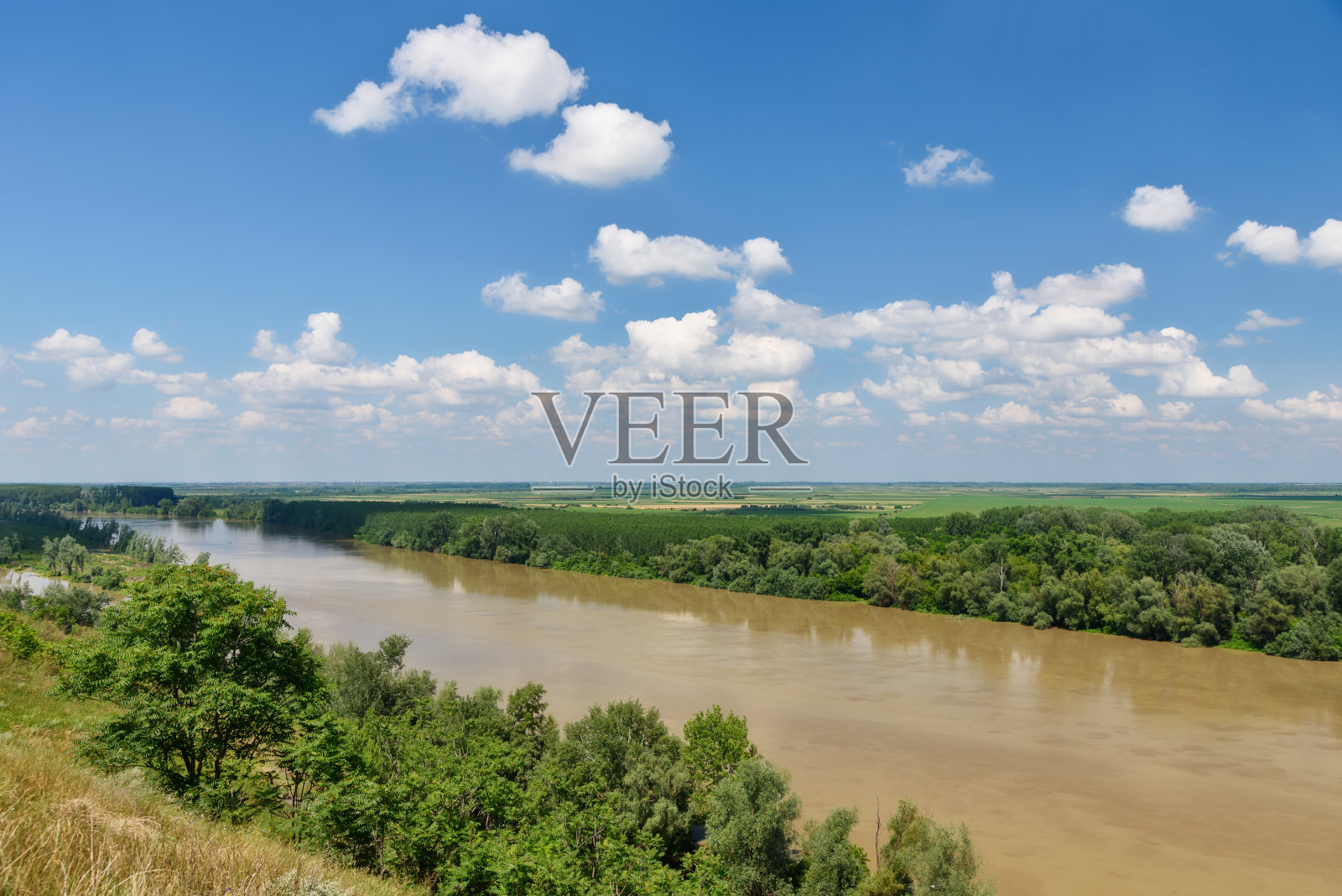 蒂沙河和泰特尔海岸。这张照片是在髑髅地,在Titel高原拍摄的。照片摄影图片