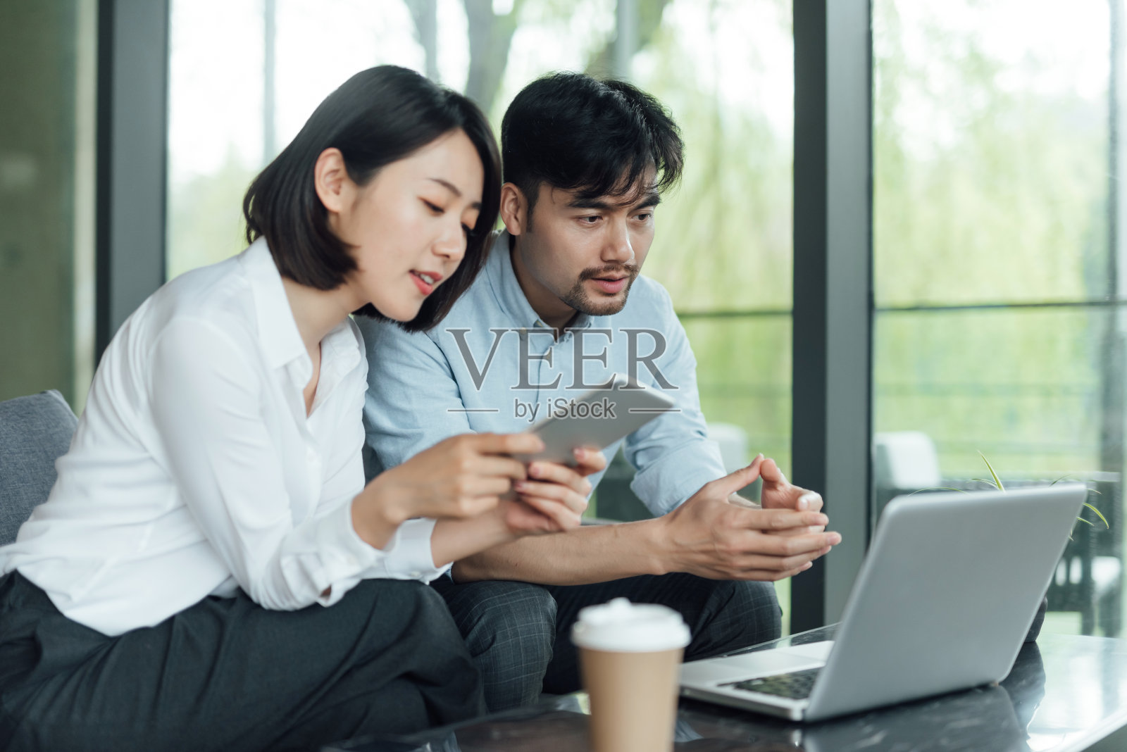 两位年轻的亚洲商人正在工作照片摄影图片