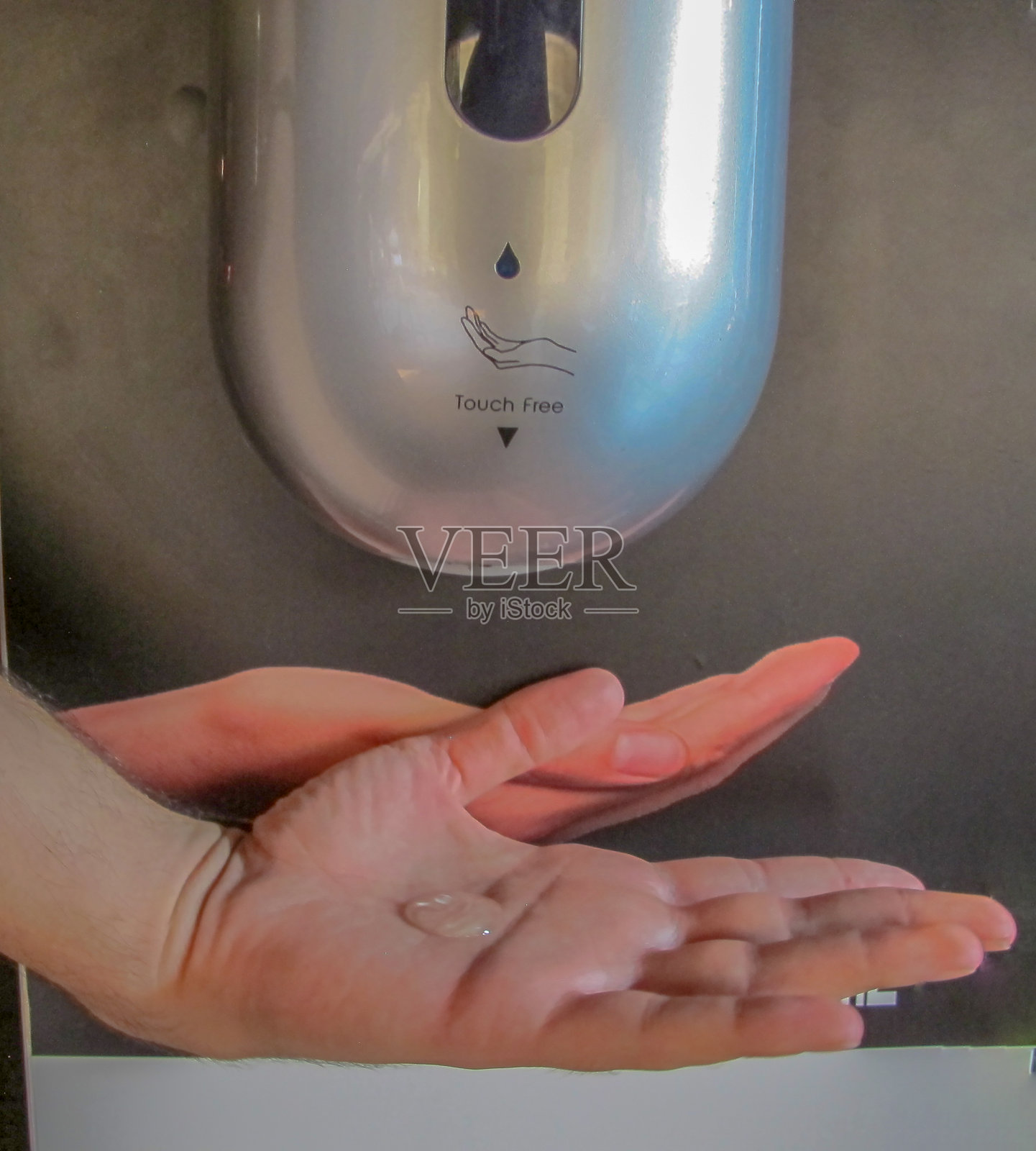 使用洗手液洗手液自动洗手机照片摄影图片