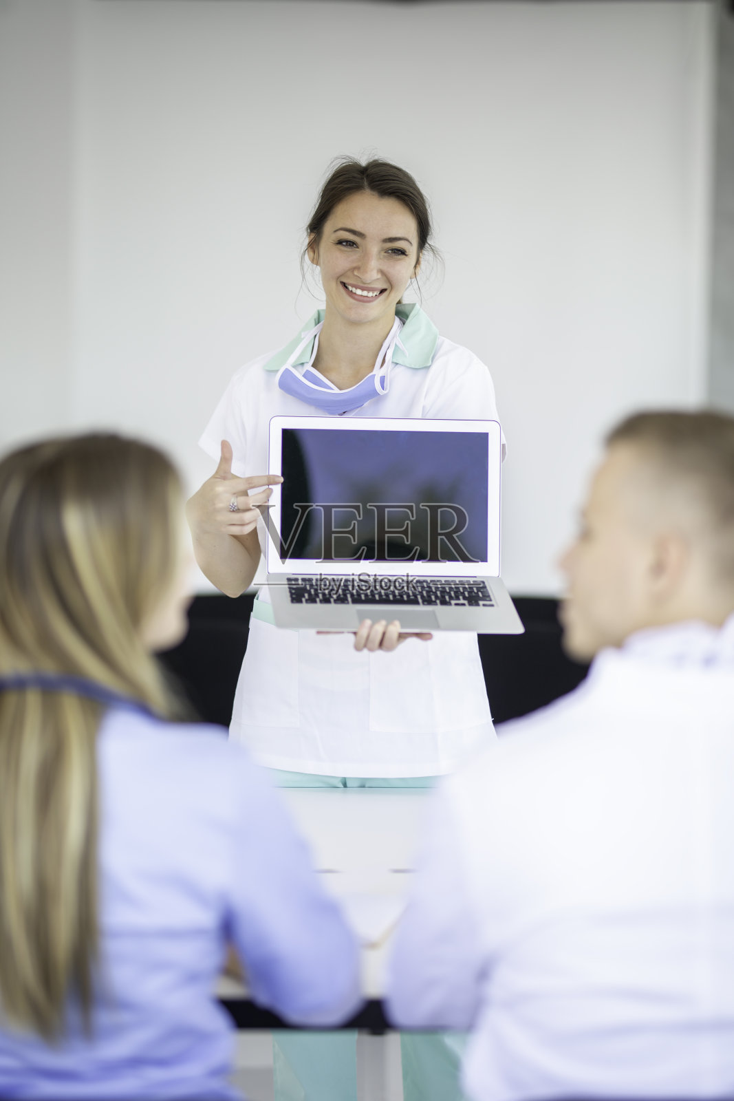 快乐的女医生与一组她的同事在董事会会议室的展示库存照片照片摄影图片