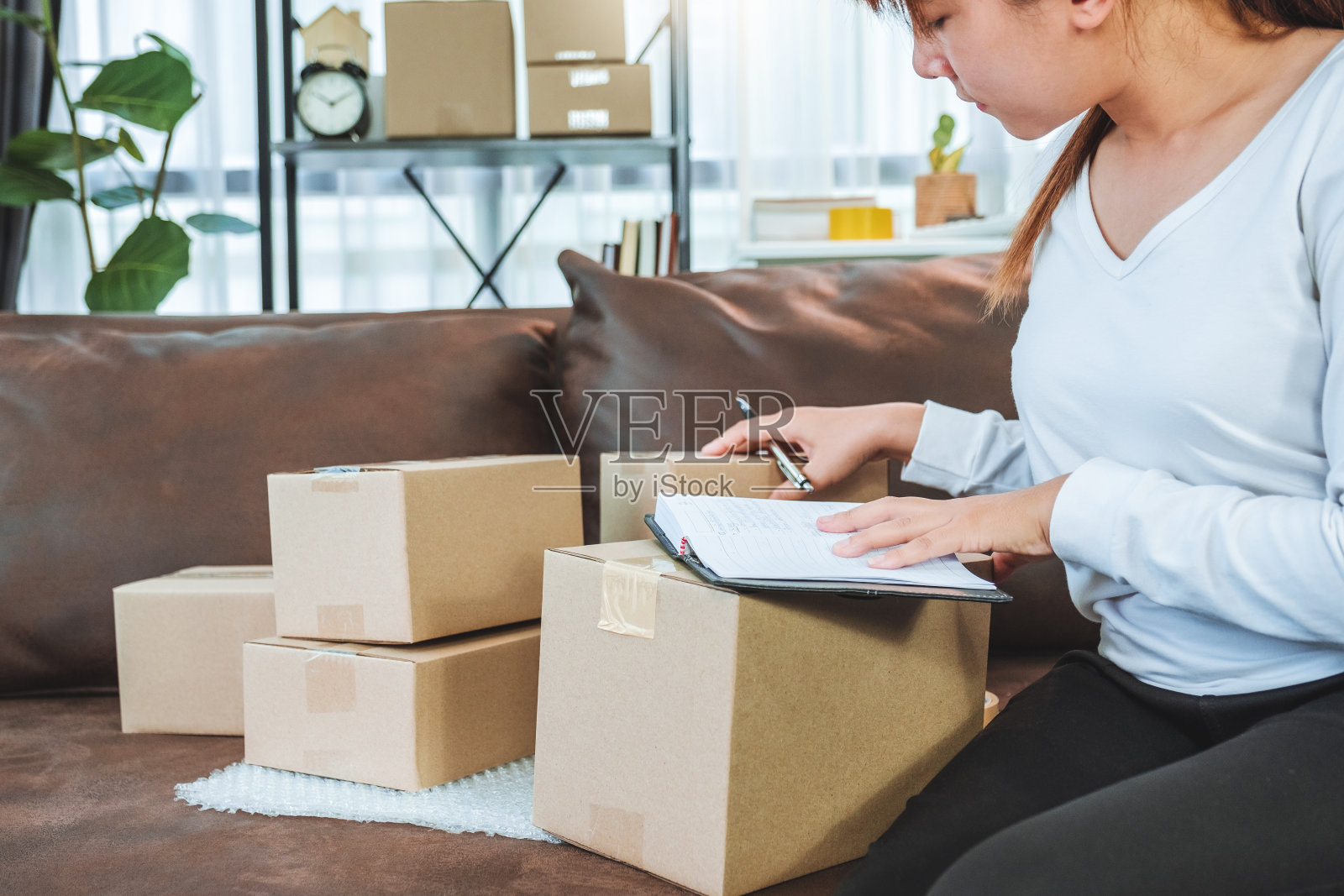 亚洲女孩工作的小企业企业家中小企业,一个新的初创企业在目前为网上商店包装初创企业家卖家包装和发货照片摄影图片