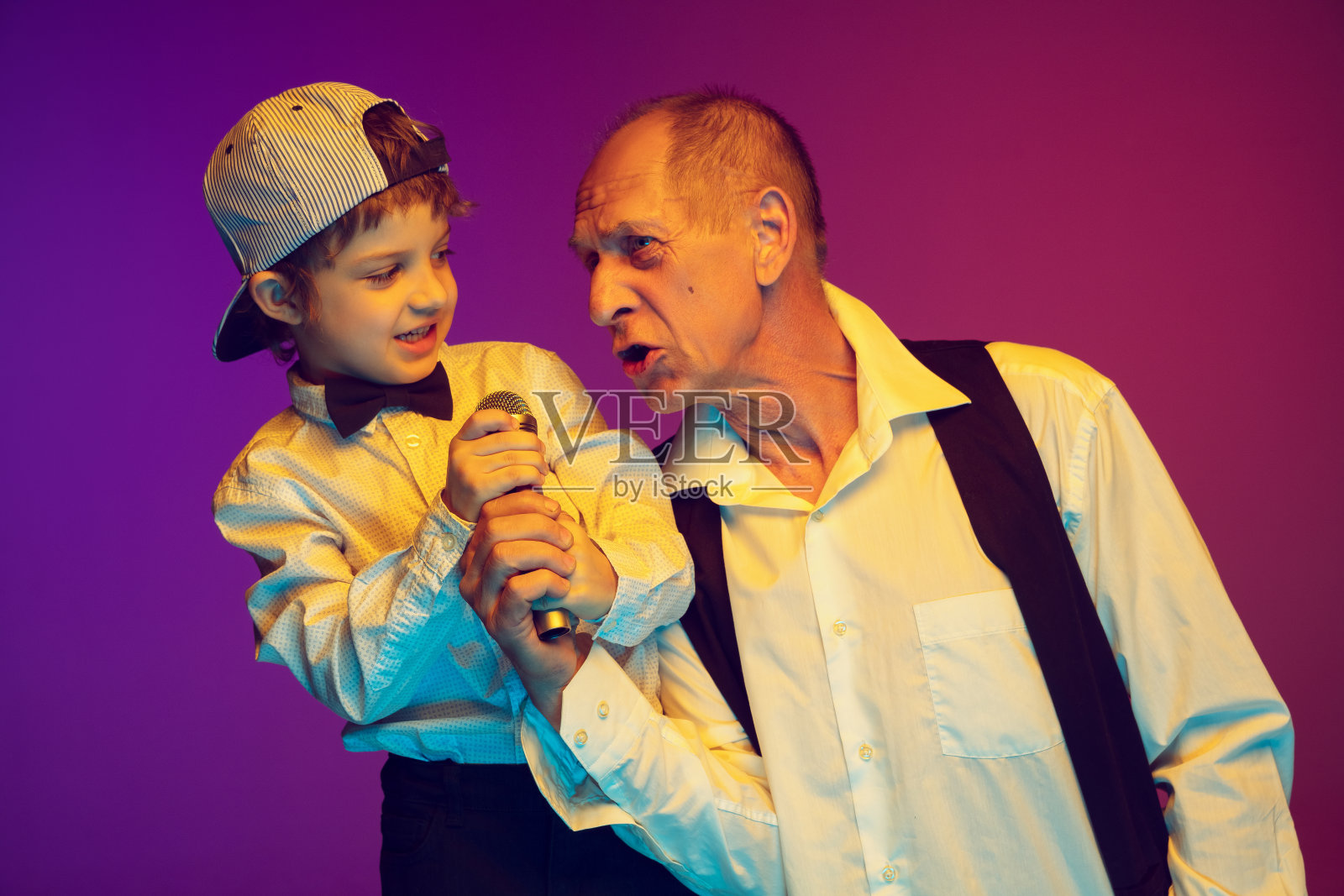 老男人有乐趣和花时间在一起的男孩,孙子。快乐长者生活概念照片摄影图片