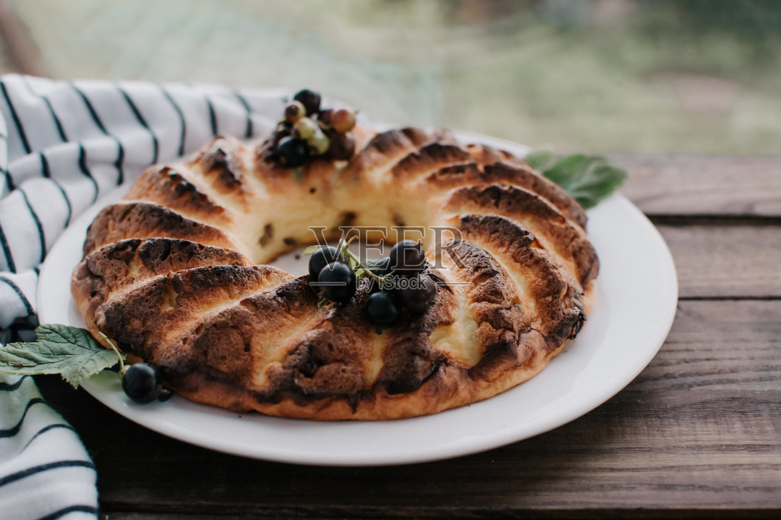 浆果芝士蛋糕。自制的食物。蔓越莓芝士蛋糕。用白软干酪和浆果烤起司蛋糕。有浆果和软干酪的甜蛋糕。照片摄影图片