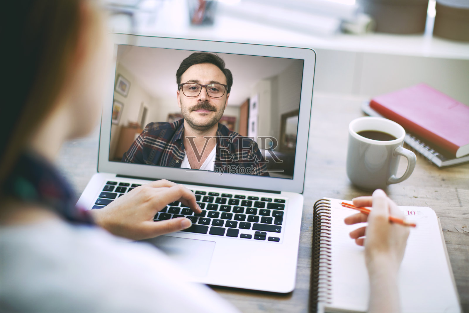 女士在视频会议中与同事讨论计划照片摄影图片