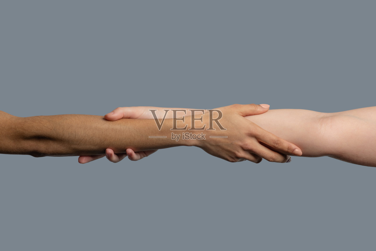 来自不同种族的人前臂摇晃的特写照片摄影图片