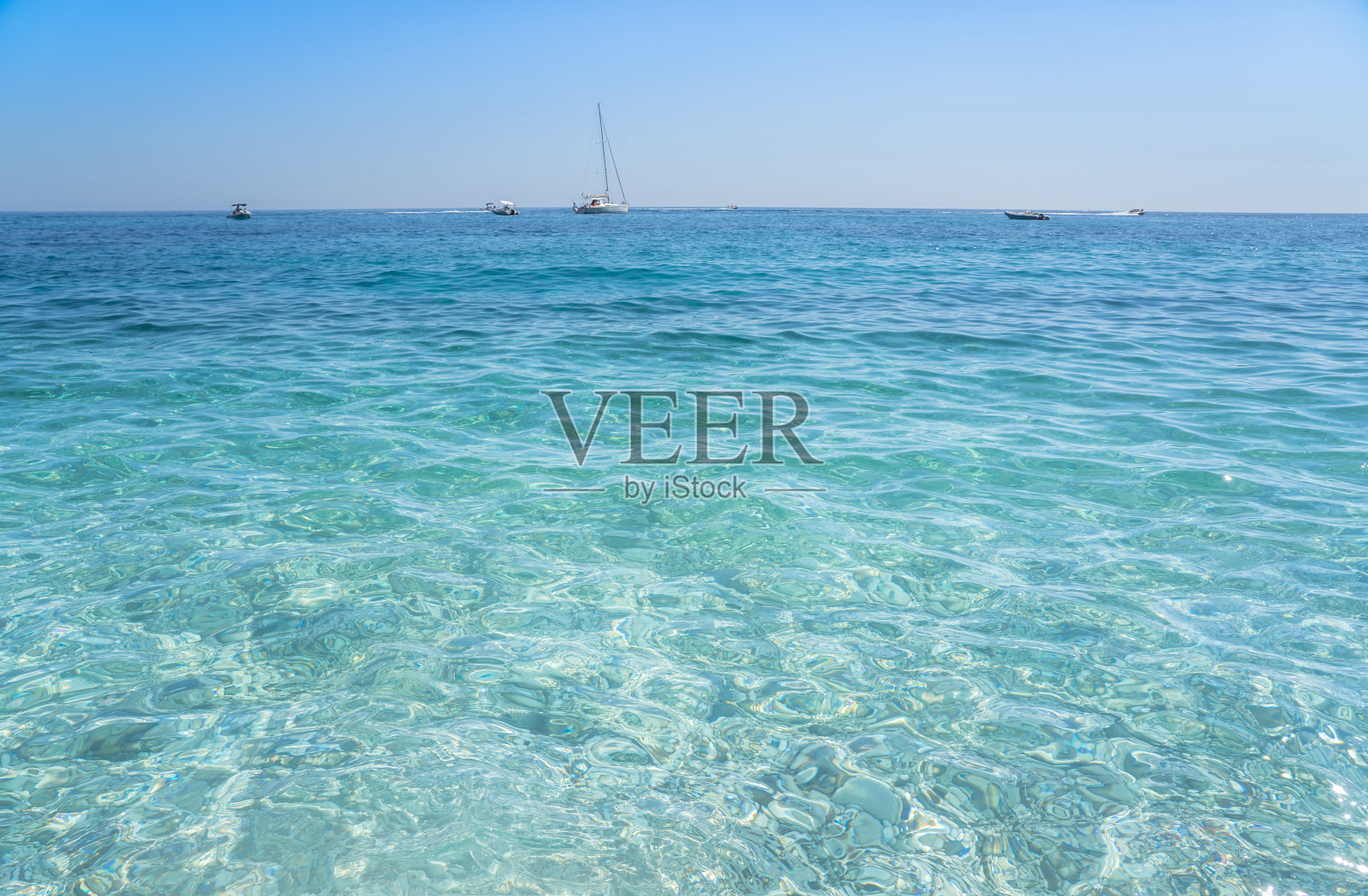 清澈蔚蓝的海水,撒丁岛,意大利照片摄影图片