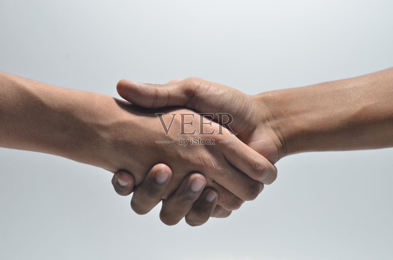 握手两个人在孤立的白色背景上的握手照片摄影图片