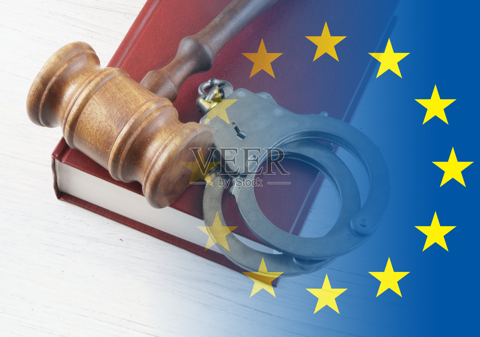 木槌,手铐,法律书,印有欧盟旗帜的拼贴画照片摄影图片