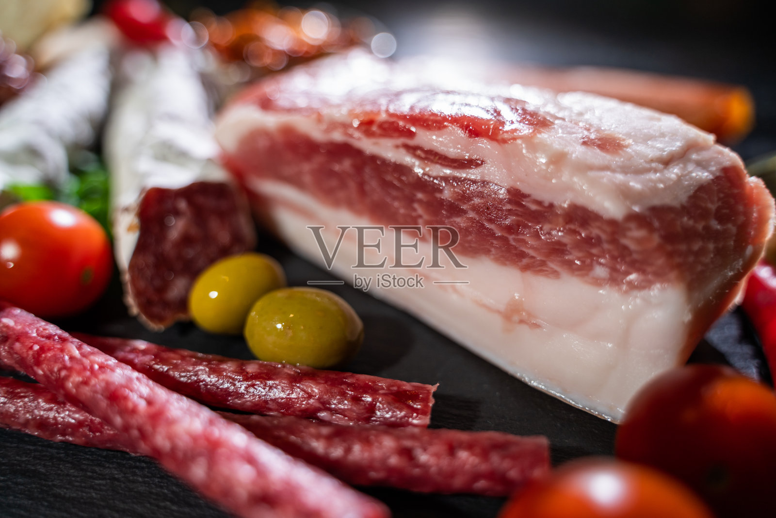 木桌上放着各种各样的意大利腊肠,香肠和香肠照片摄影图片