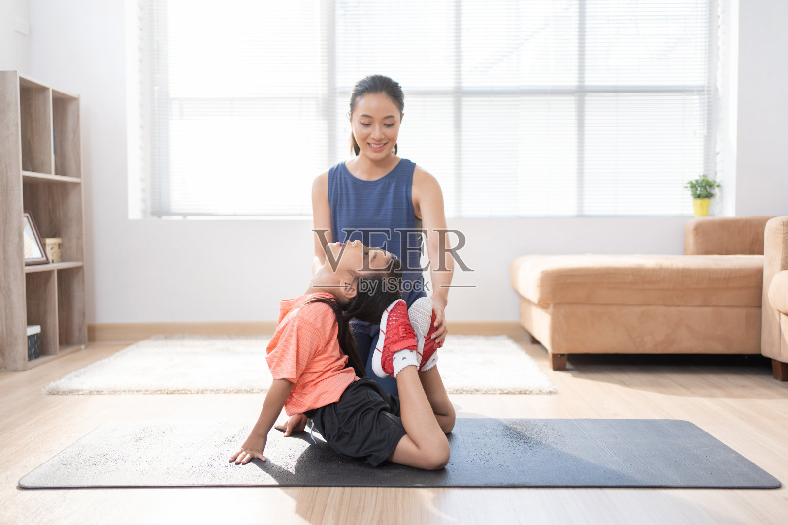 亚洲母女在家锻炼她们在做瑜伽照片摄影图片