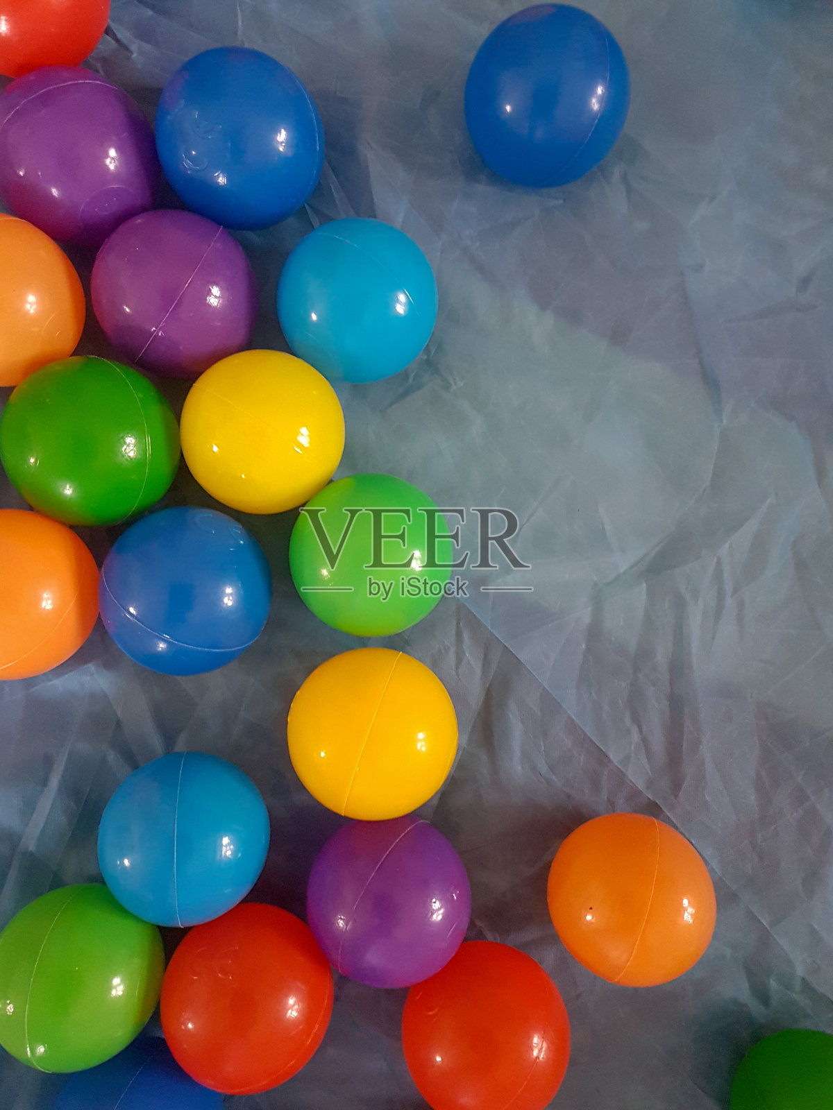 塑料球在操场上的婴儿和儿童的空间,你的短信照片摄影图片