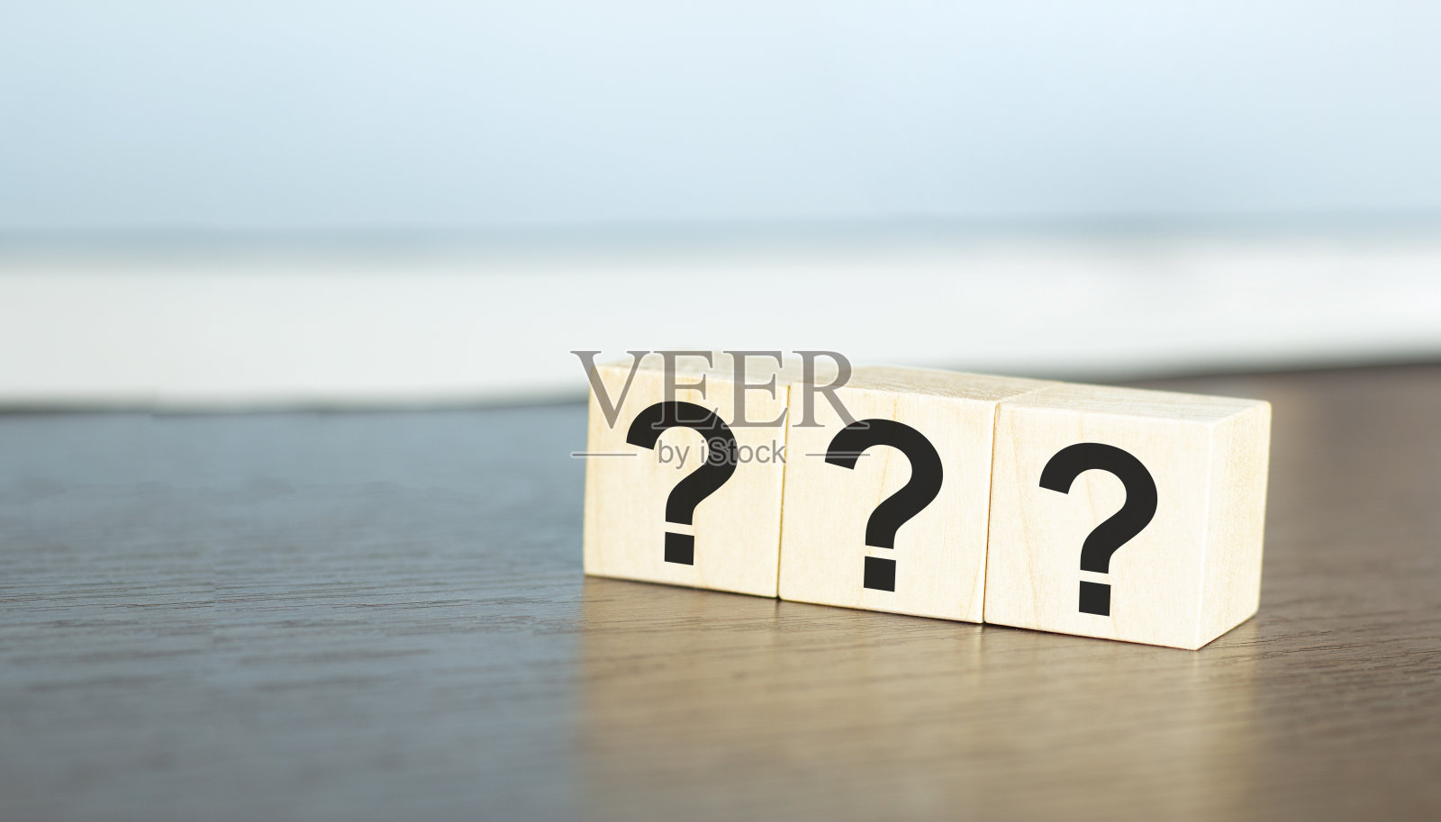 在桌子背景的木方块上标出单词。常见问题的答案,QA。照片摄影图片