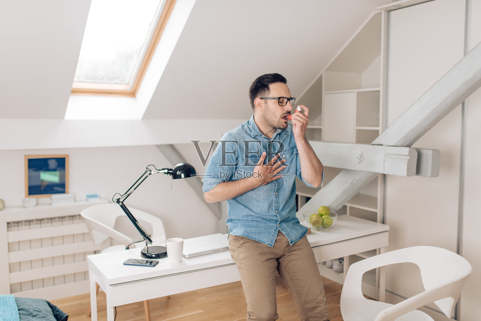 年轻人吸入治疗哮喘的药物照片摄影图片