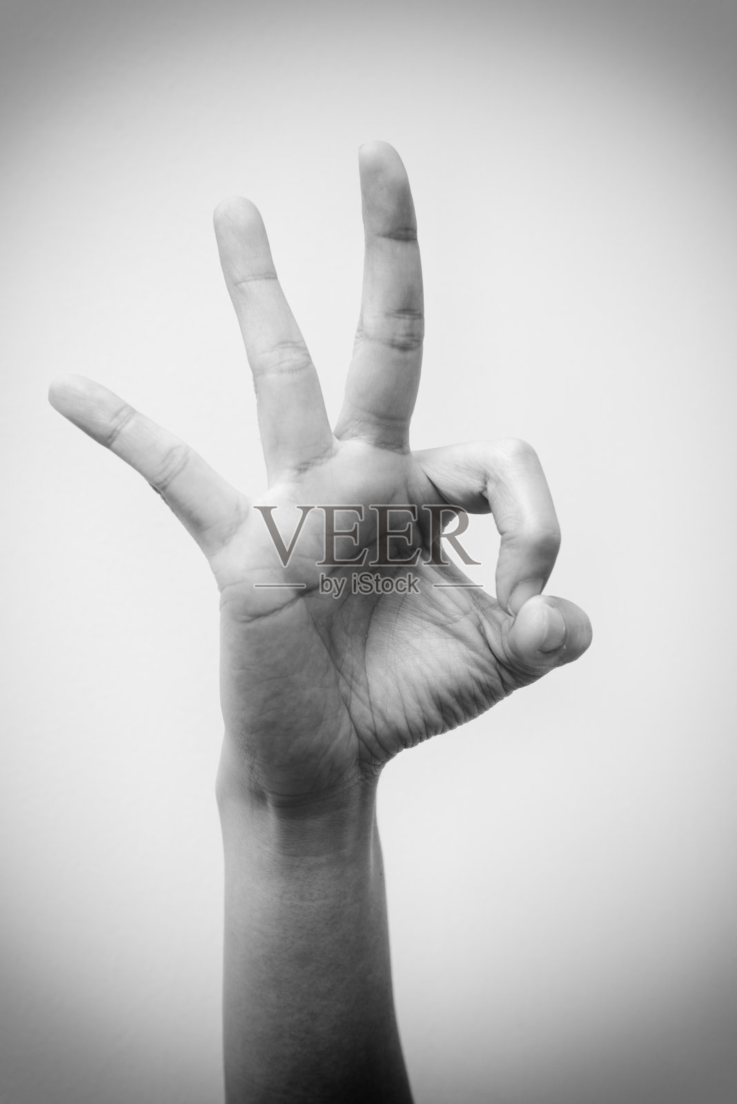 女人的手伸出手势好,好,做得很好。孤立在白色背景上。手势语的概念。照片摄影图片