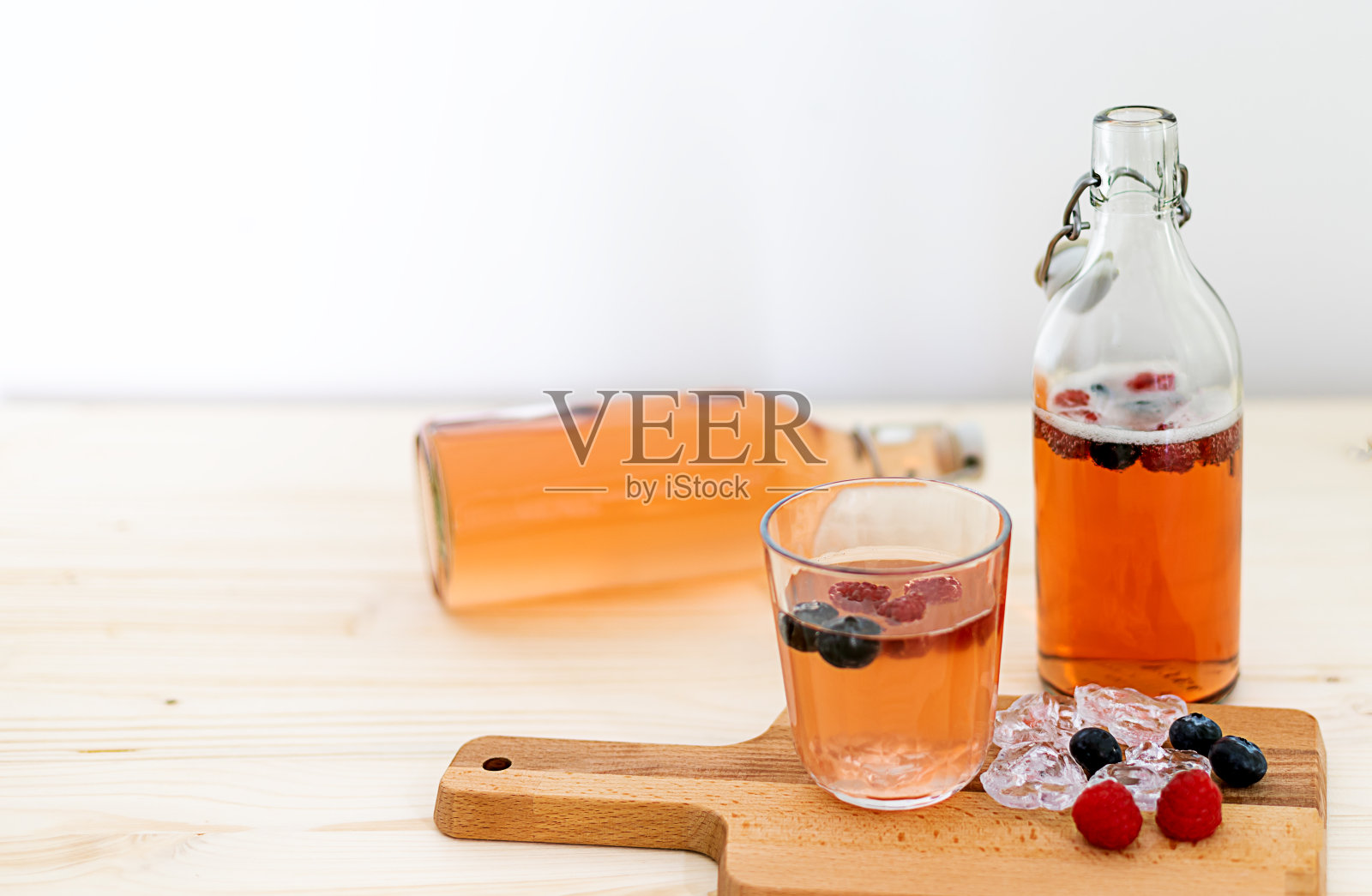 自制发酵康普茶果茶。玻璃瓶子。照片摄影图片