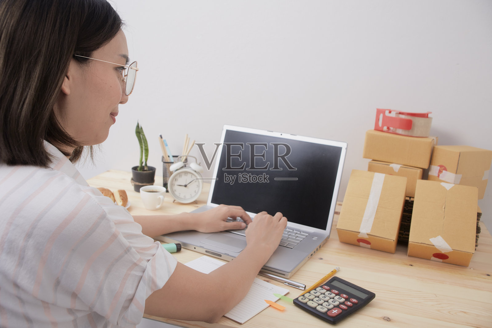 年轻的亚洲女性在家工作照片摄影图片