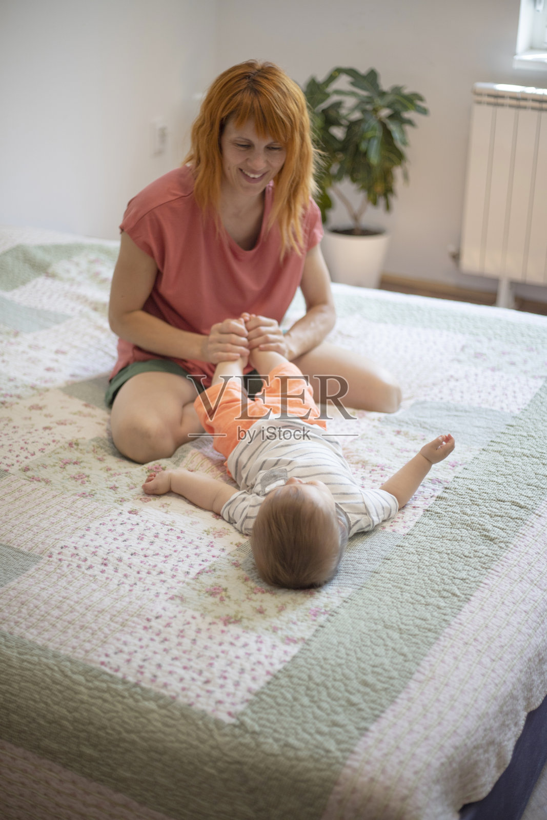 妈妈和她的婴儿儿子玩照片摄影图片