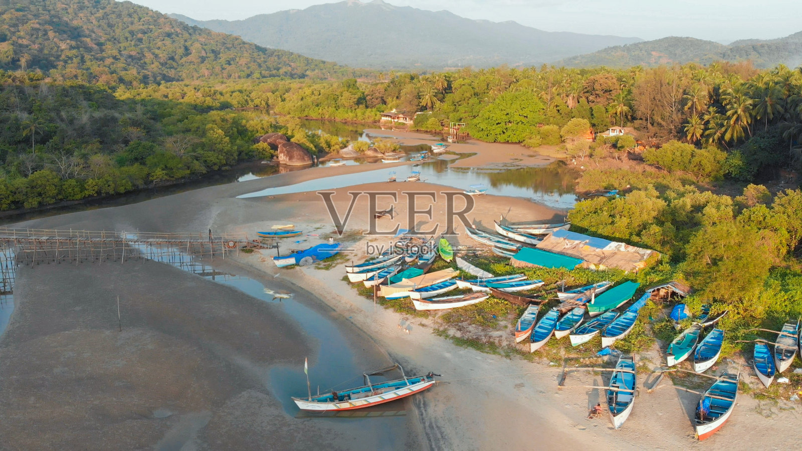 美丽的自然果阿州附近的Palole海滩日落和渔船。印度。无人机的观点照片摄影图片