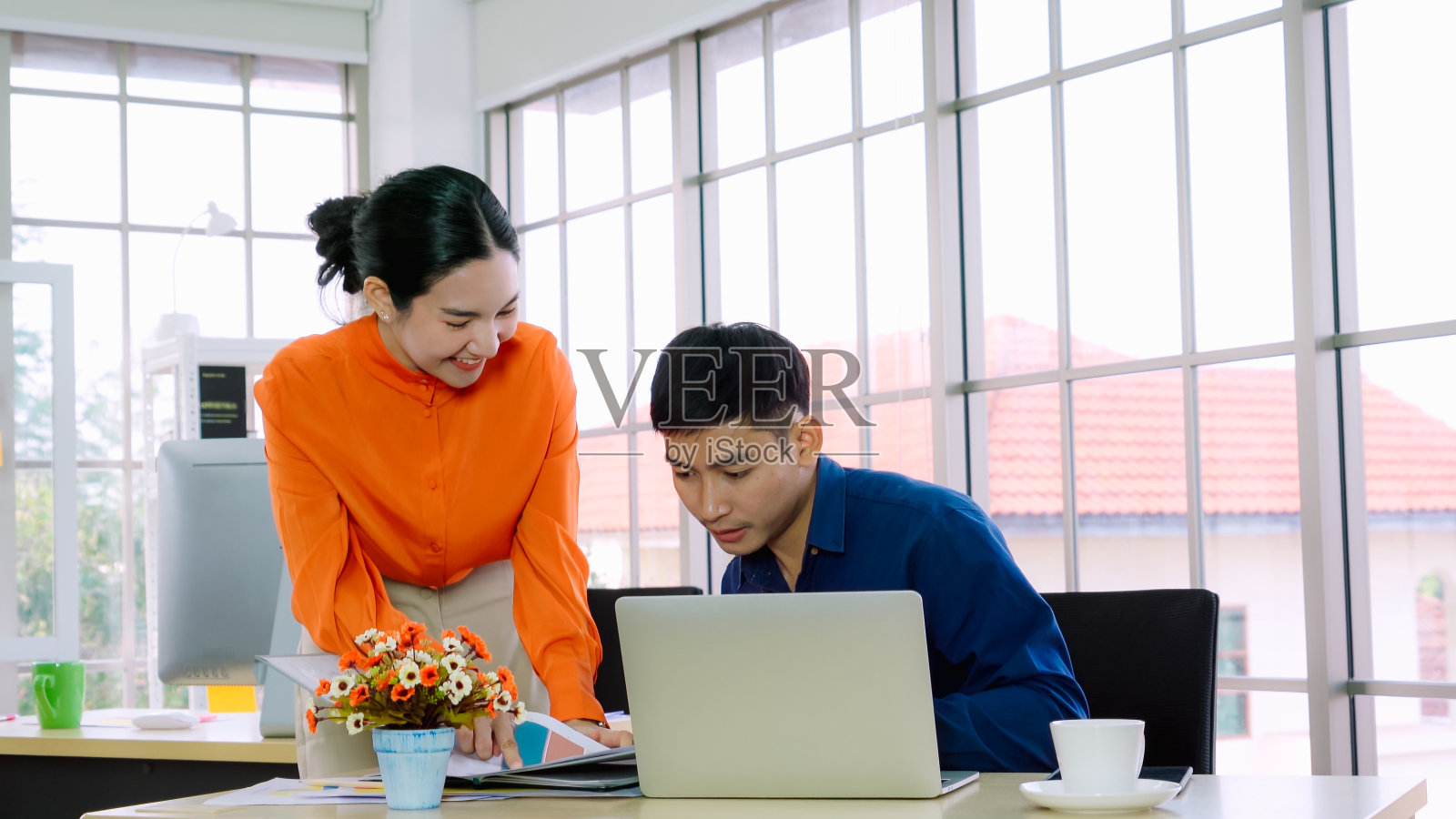 两位商务人士在办公室谈论项目策略照片摄影图片