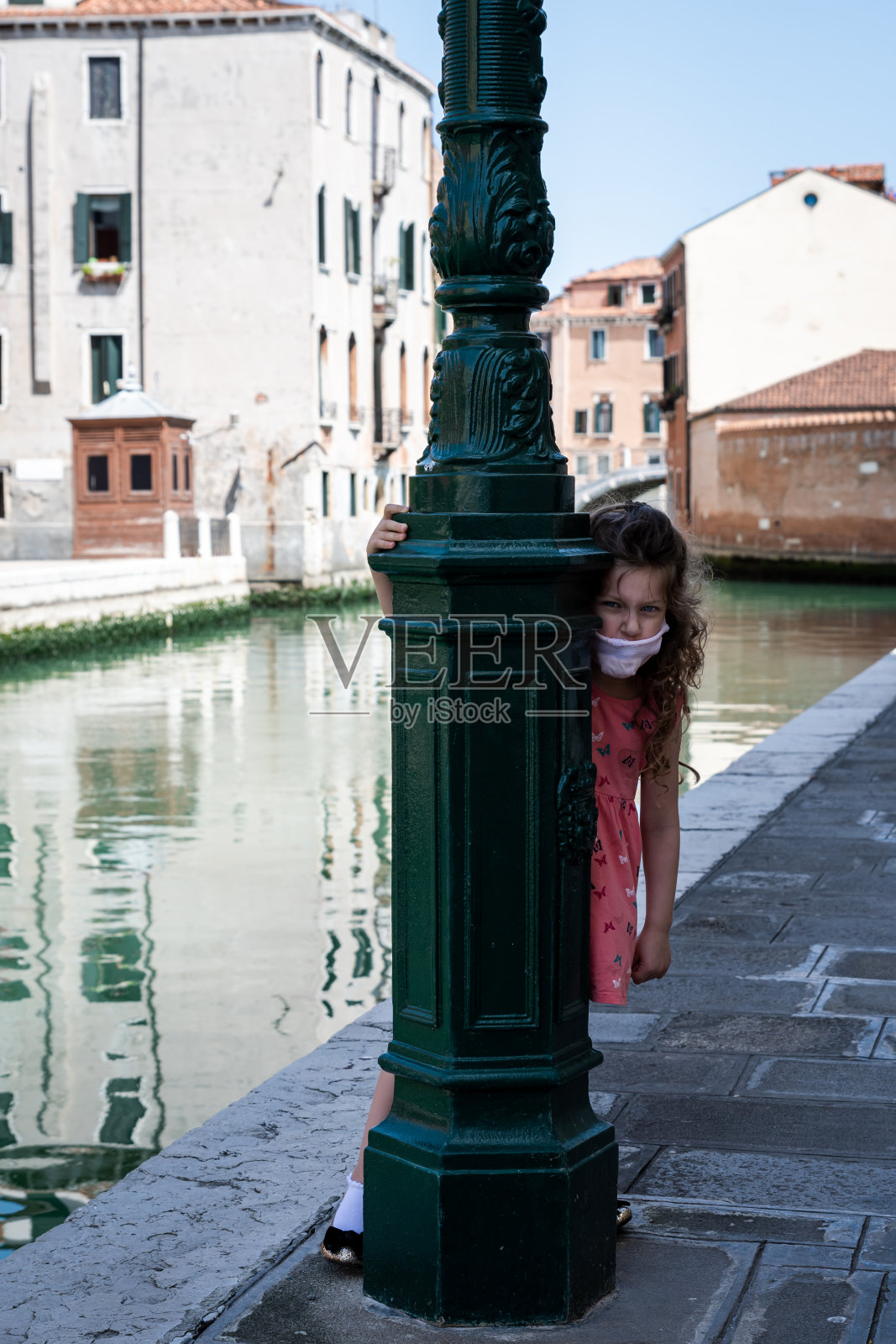 威尼斯小女孩照片摄影图片
