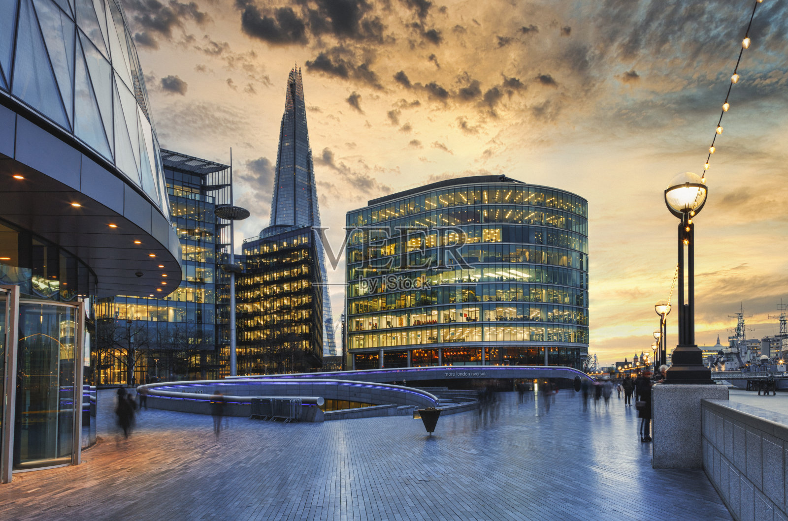 夕阳形成泰晤士人行道的剪影照片摄影图片