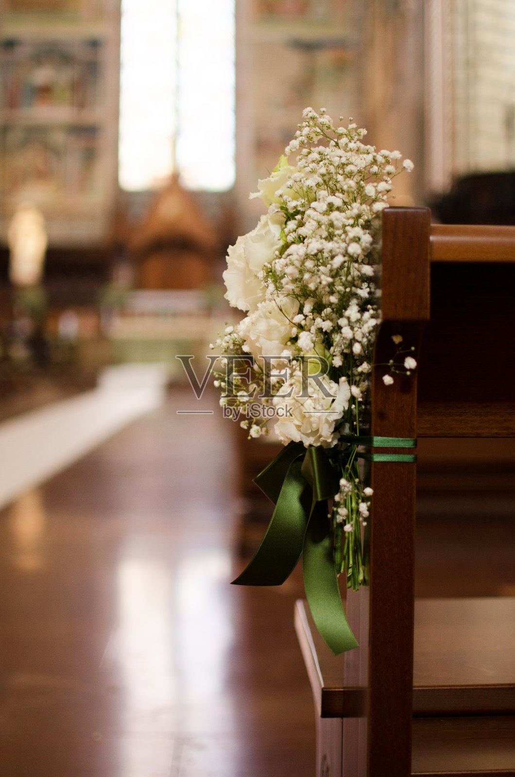 婚礼花束系在意大利教堂的长凳上。照片摄影图片