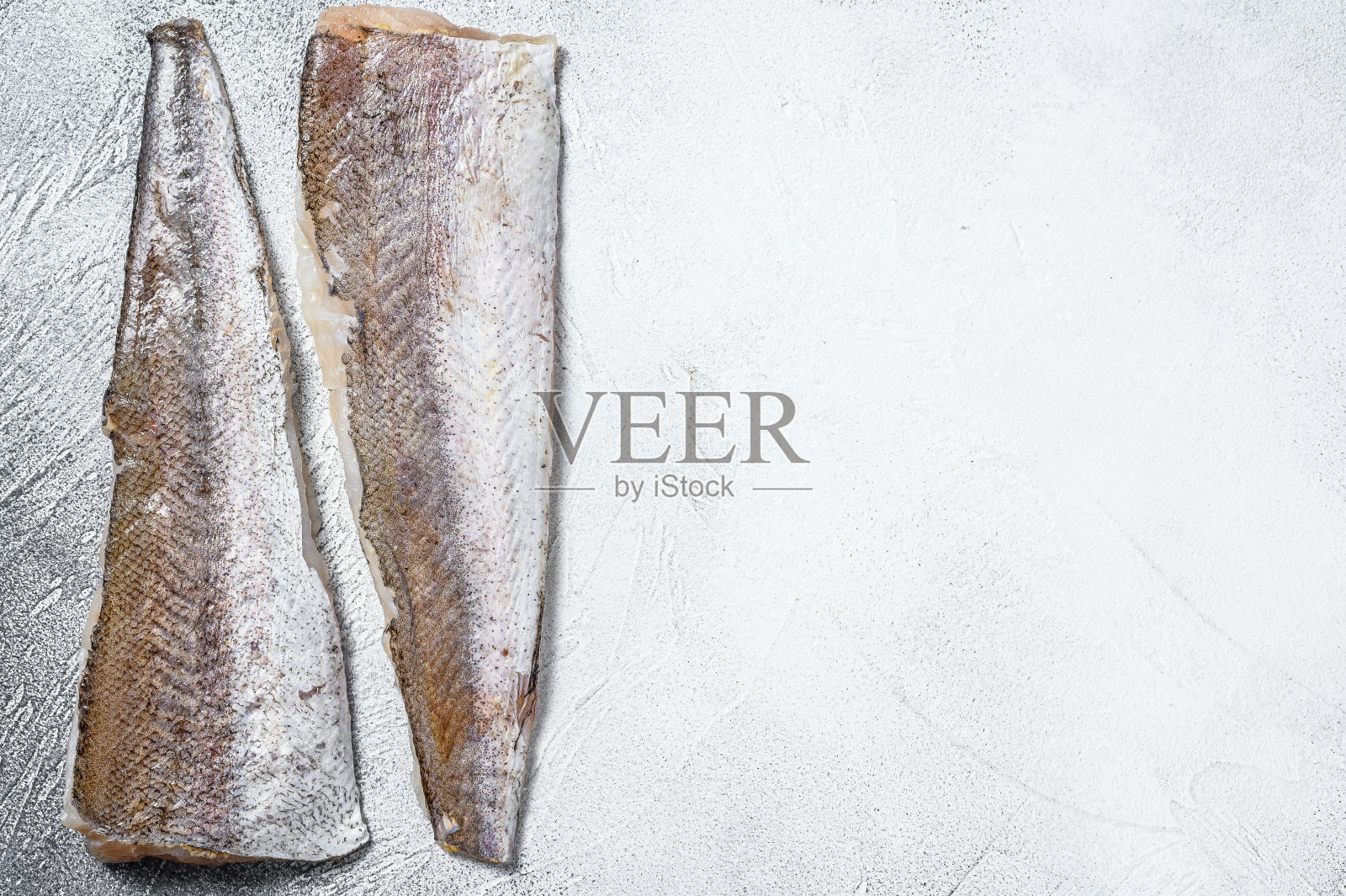 生鳕鱼片。白色背景。前视图。本空间照片摄影图片