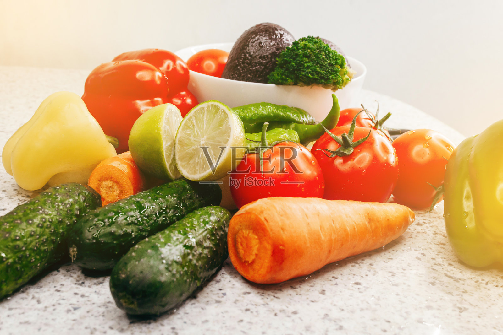 健康的食物新鲜的蔬菜在白色的桌子上照片摄影图片