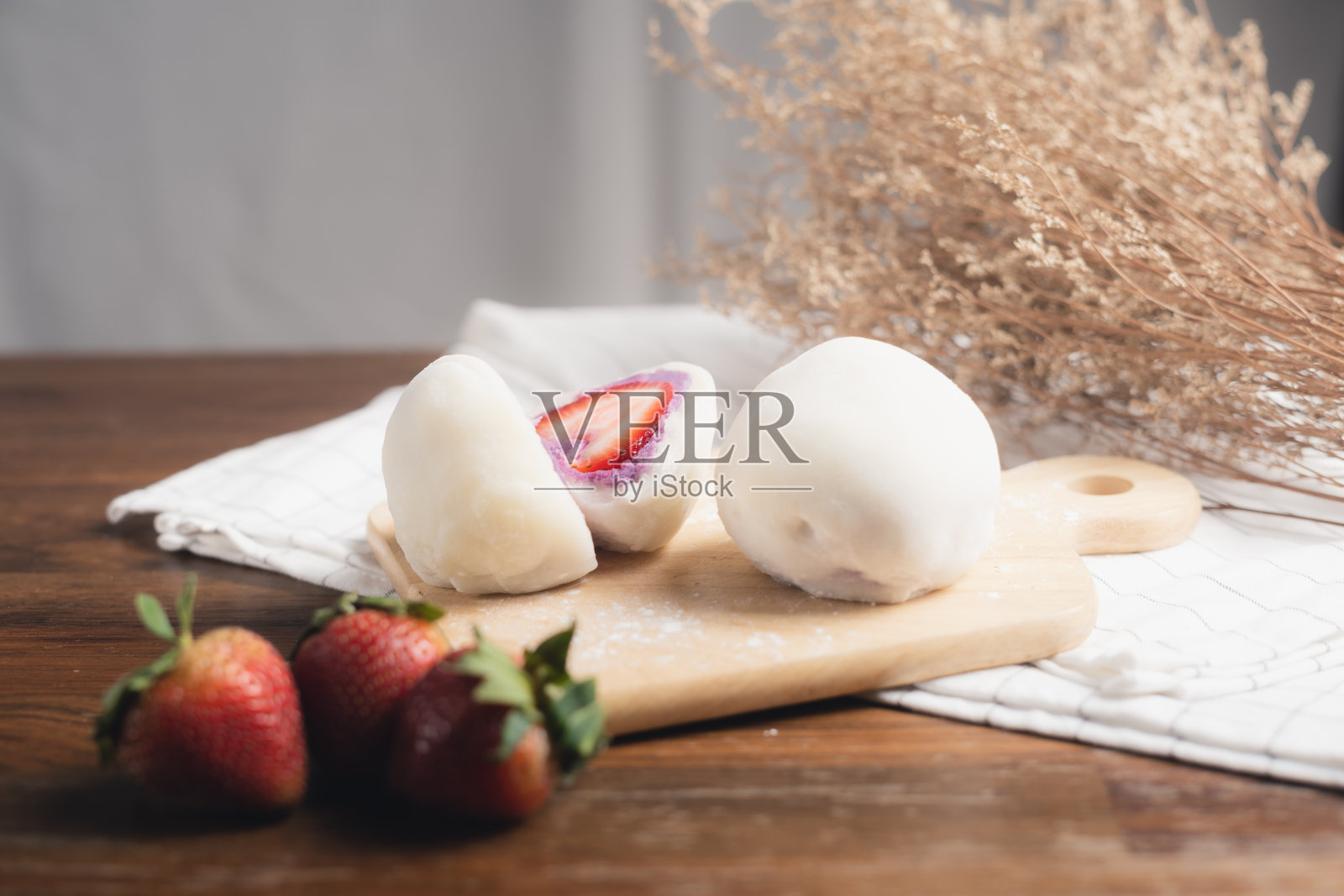 日本著名的自制大福或无痕甜点,里面有草莓照片摄影图片