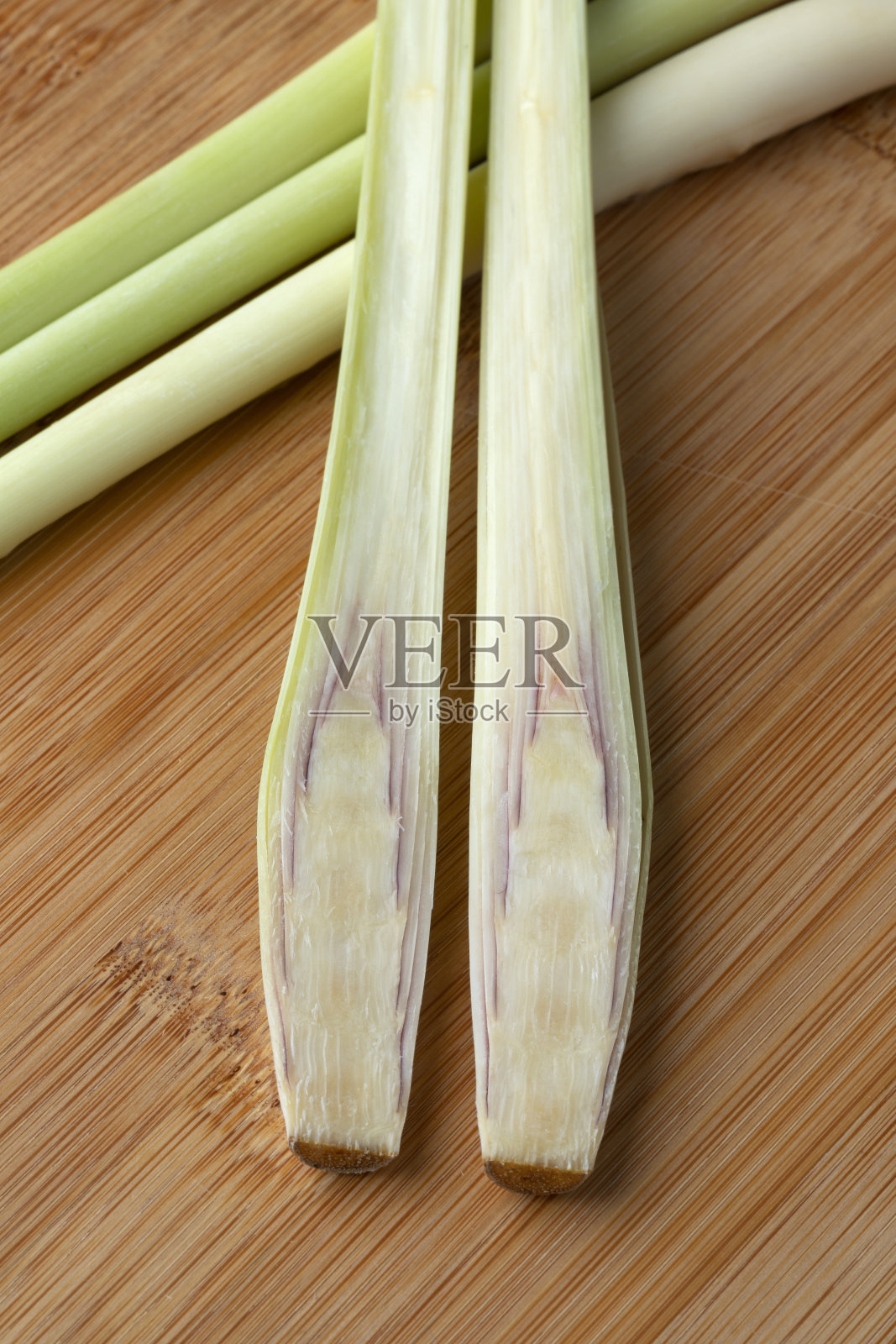 切成一半的新鲜生柠檬草照片摄影图片