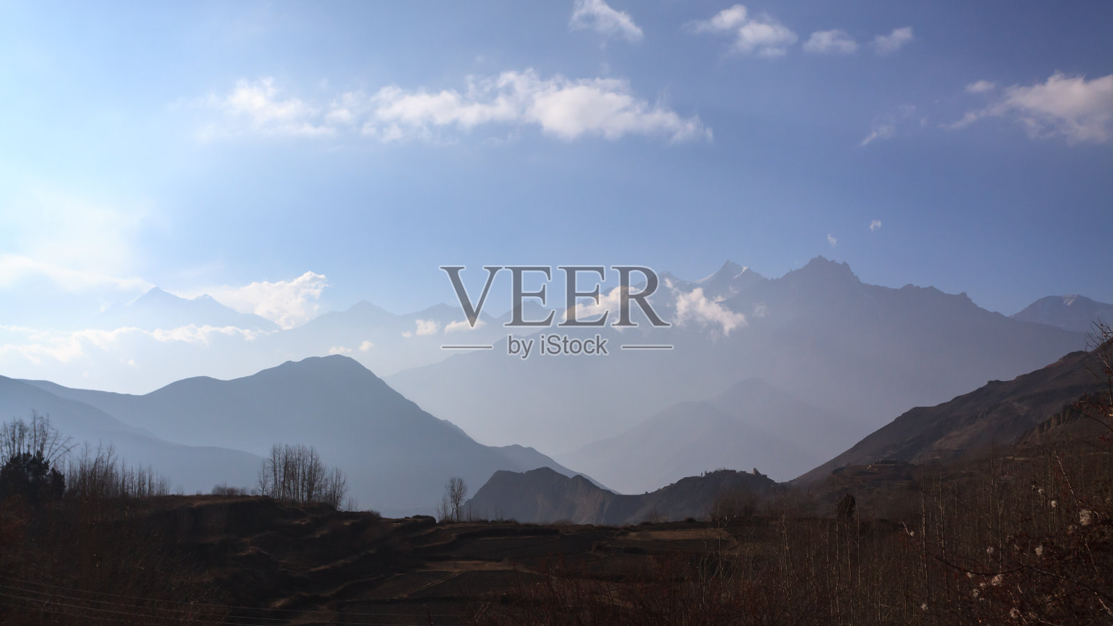 清晨,在尼泊尔的喜马拉雅山脉,雾气弥漫照片摄影图片