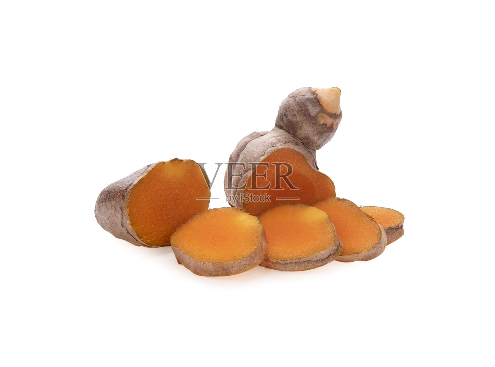 在白色背景上分离的姜黄片。照片摄影图片