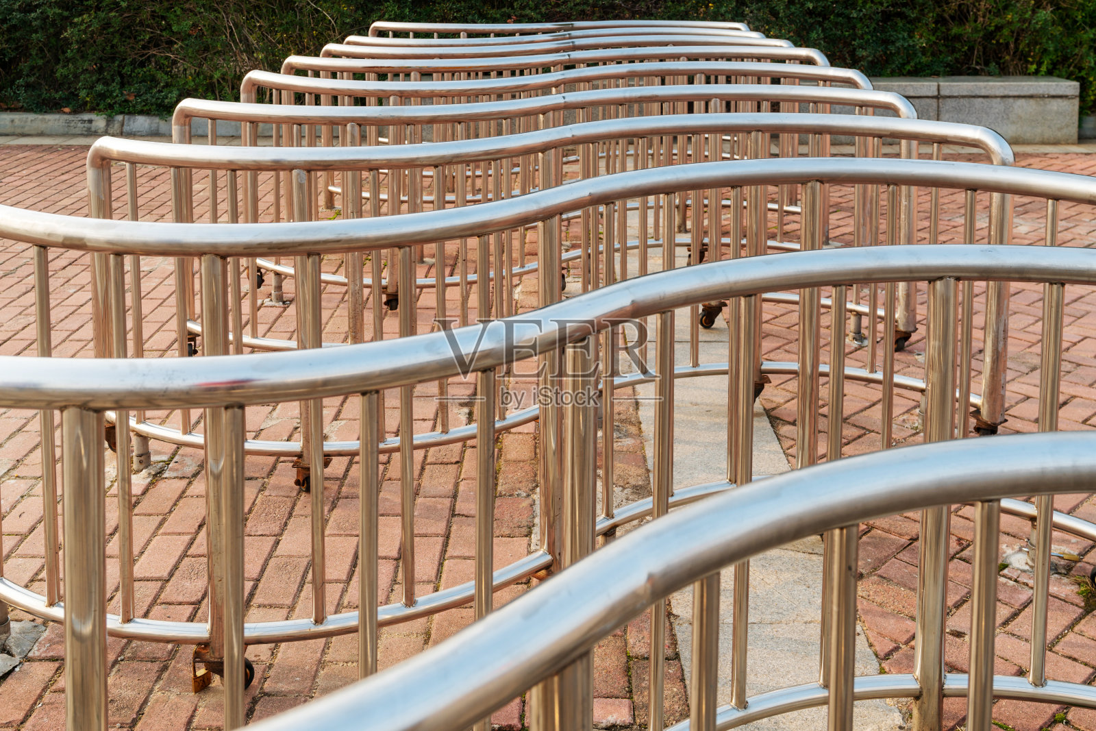 公园的铬金属护栏照片摄影图片