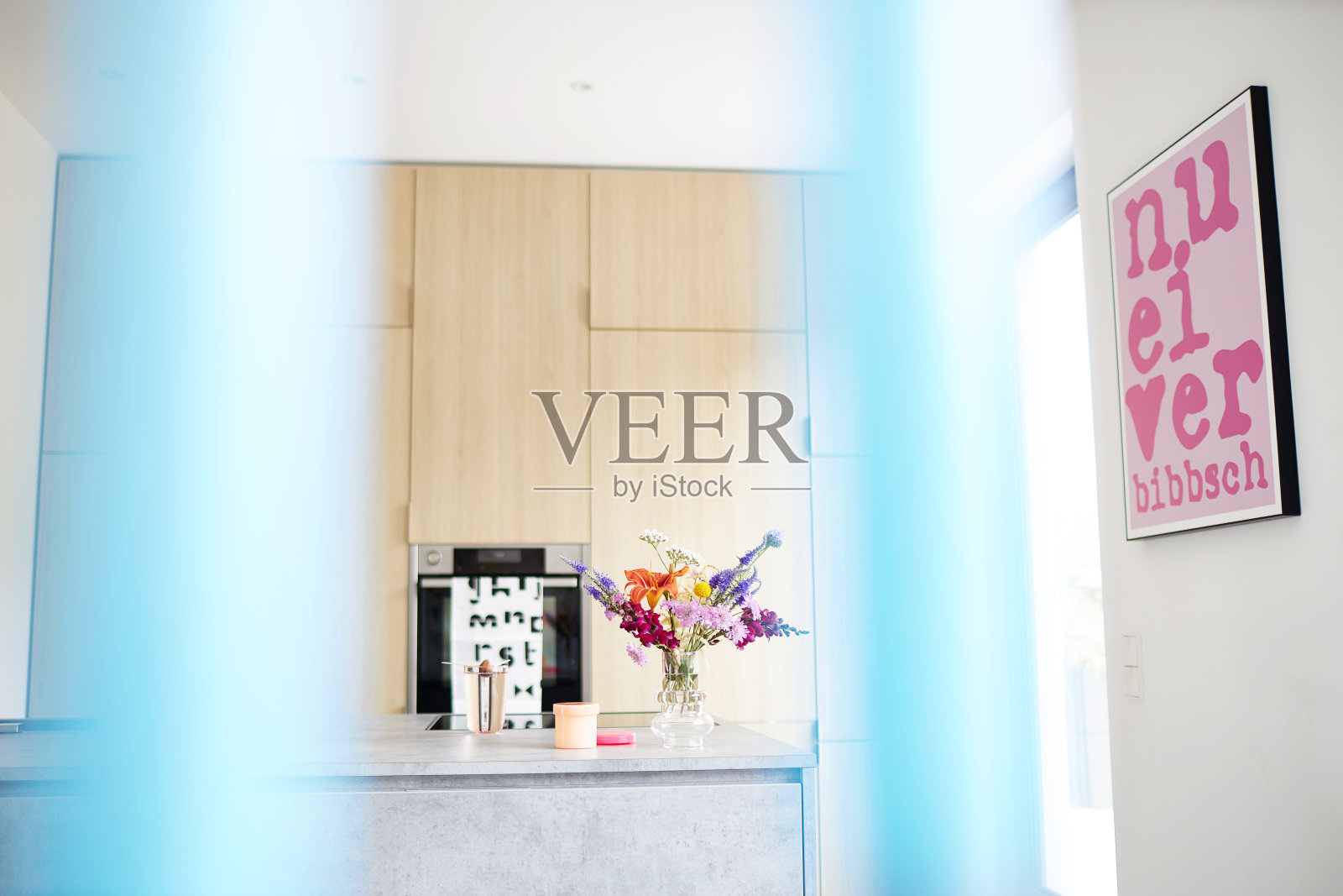 一个现代设计师厨房与清晰的木材和混凝土外观照片摄影图片