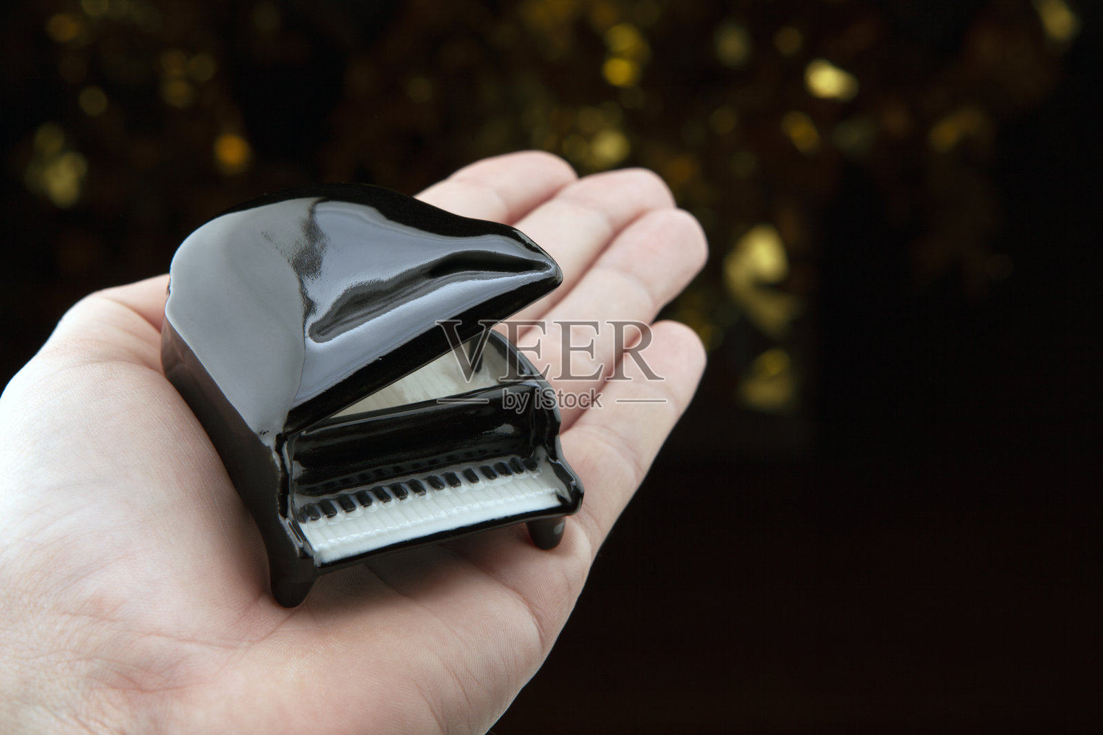 黑色钢琴手黑色背景的图像照片摄影图片