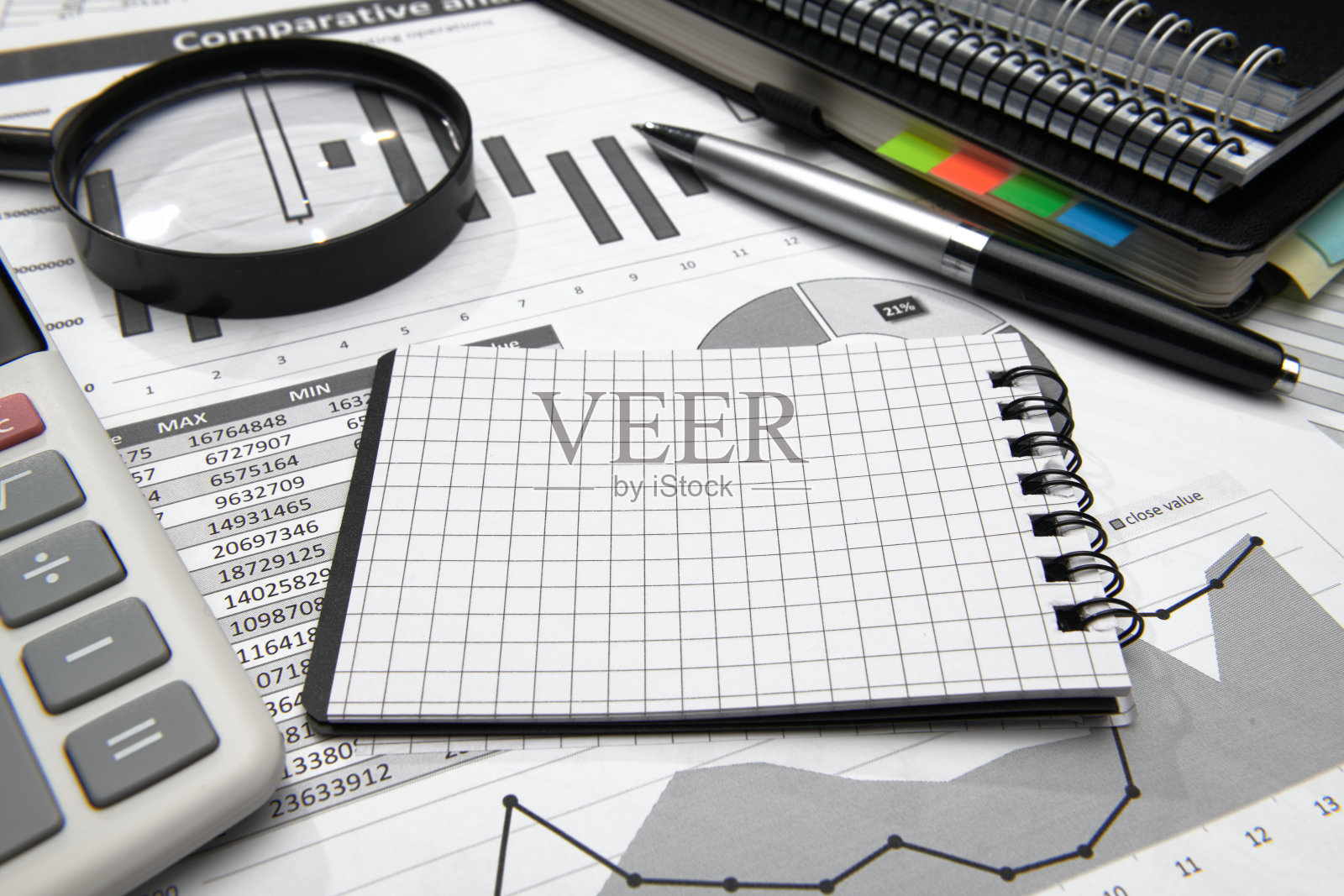 商务办公台面特写-财务报表、分析会计、套文件、图表、各种项目记帐、计算器照片摄影图片