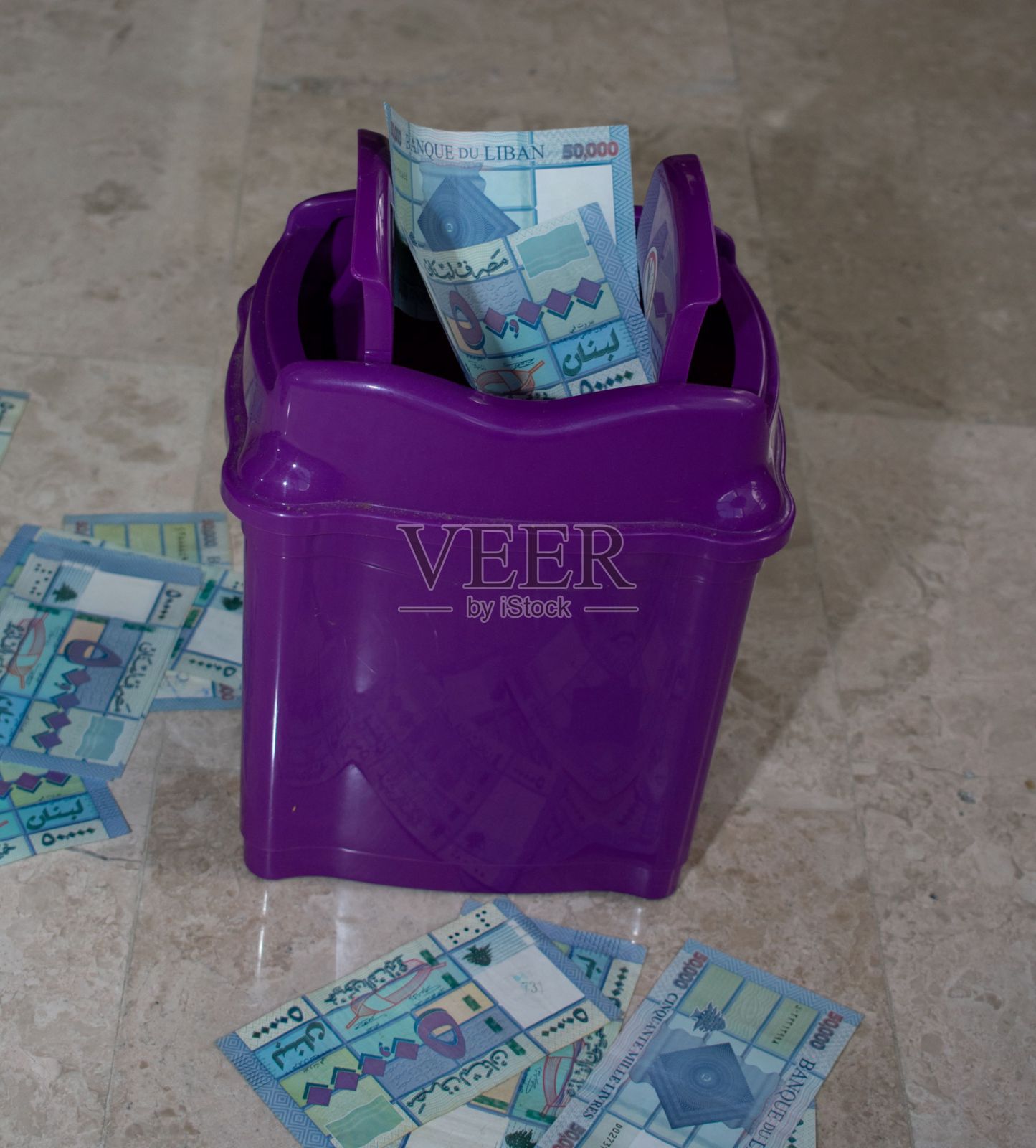 垃圾箱里的黎巴嫩镑照片摄影图片