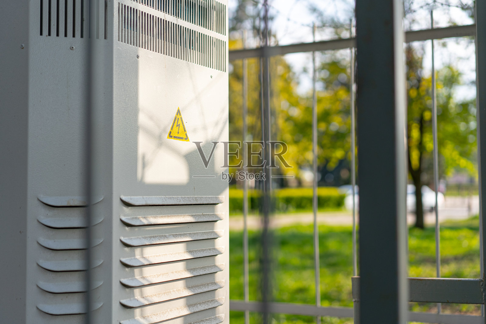 带有警告标志的微型变电站照片摄影图片