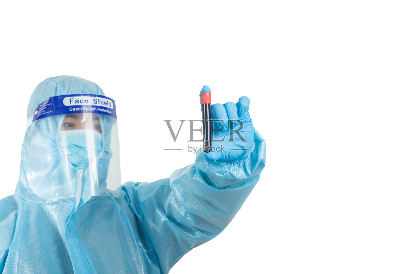 身着防护装备、面罩、手戴手套的男模在白色背景上拿着血管。预防冠状病毒感染照片摄影图片