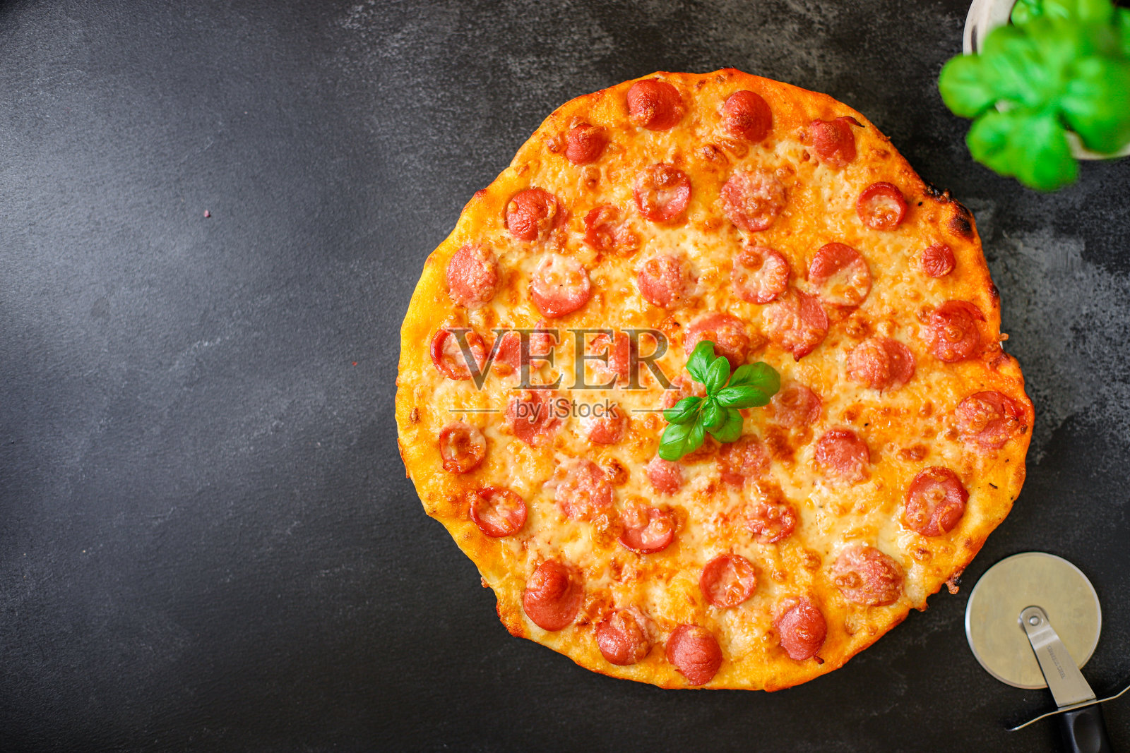 披萨意大利腊肠香肠奶酪经典食谱酱快餐外卖菜单概念服务大小。食物背景俯视图复制空间的文本照片摄影图片